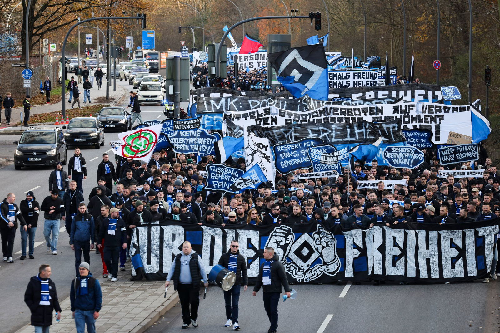 Tausende Fan protestieren in Hamburg die geplanten Maßnahmen der Politik zur Sicherheit in den Stadien. 