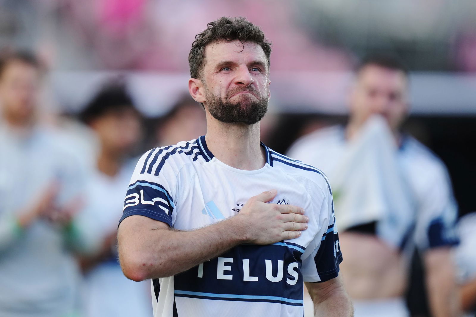 Thomas Müller blickt skeptisch auf eine mögliche WM-Teilnahme von Lionel Messi mit Argentinien. (Archivbild)