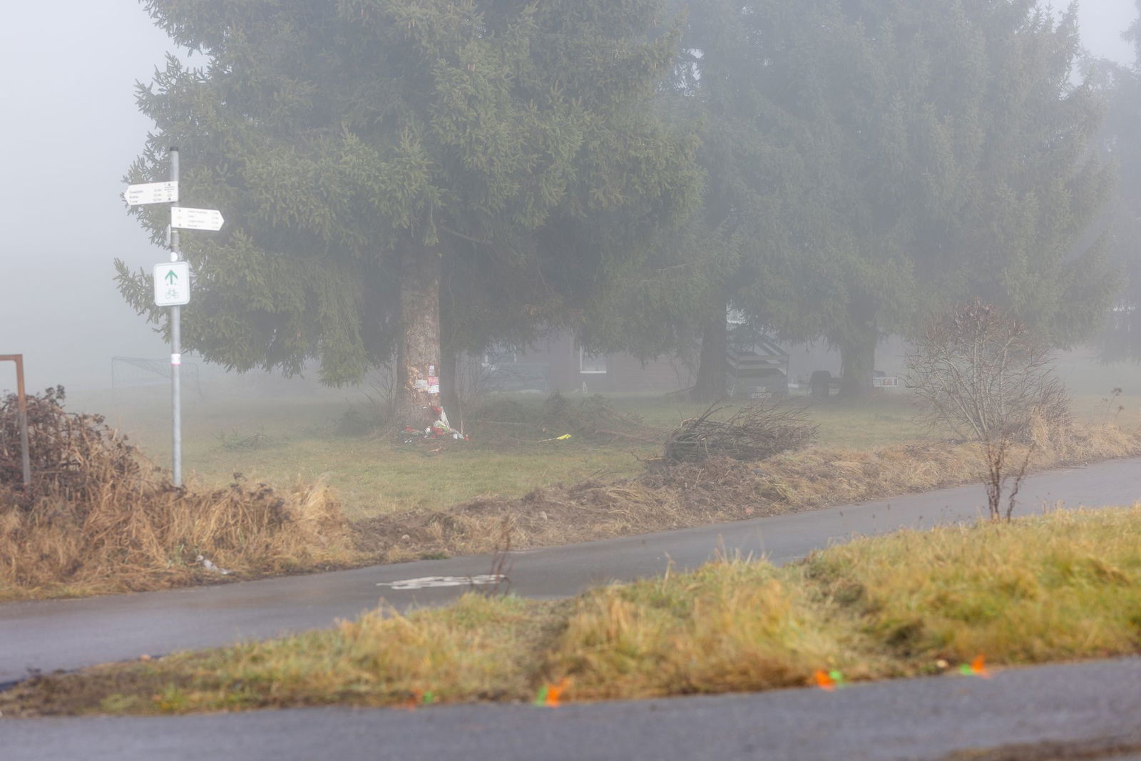Am Unfallort wurden Kerzen aufgestellt. (Archivbild) 