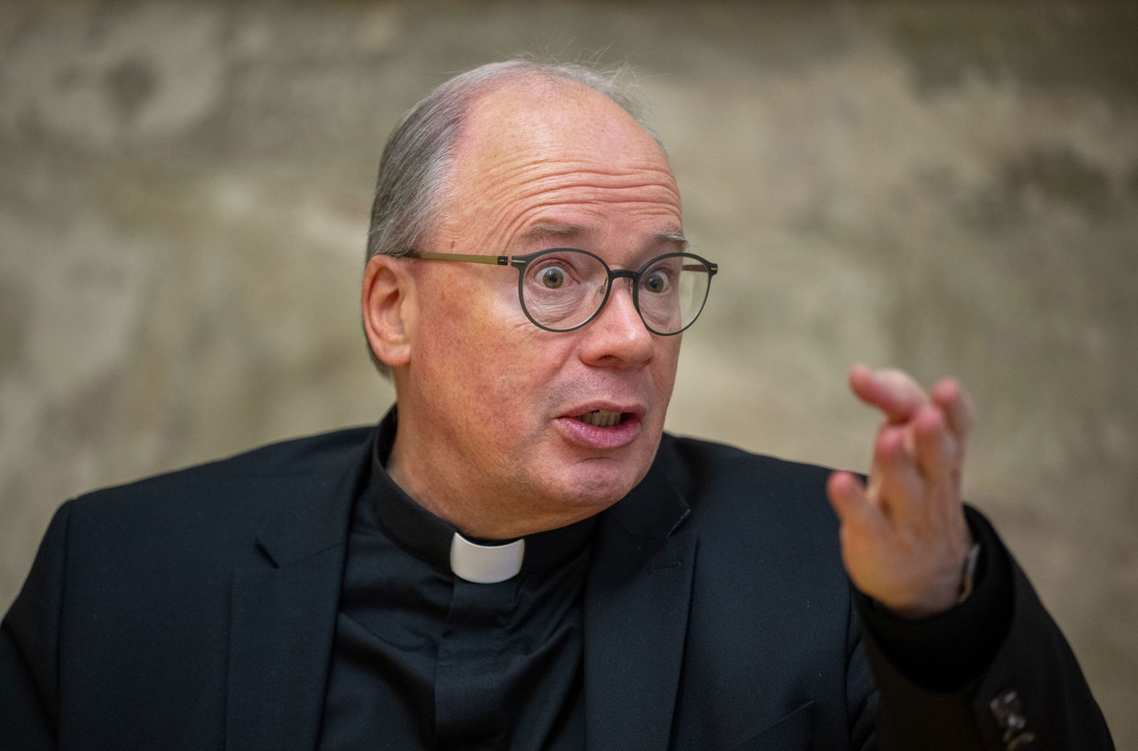 Ein Mindestalter für soziale Medien sieht der Trierer Bischof Stephan Ackermann kritisch. (Archivbild)