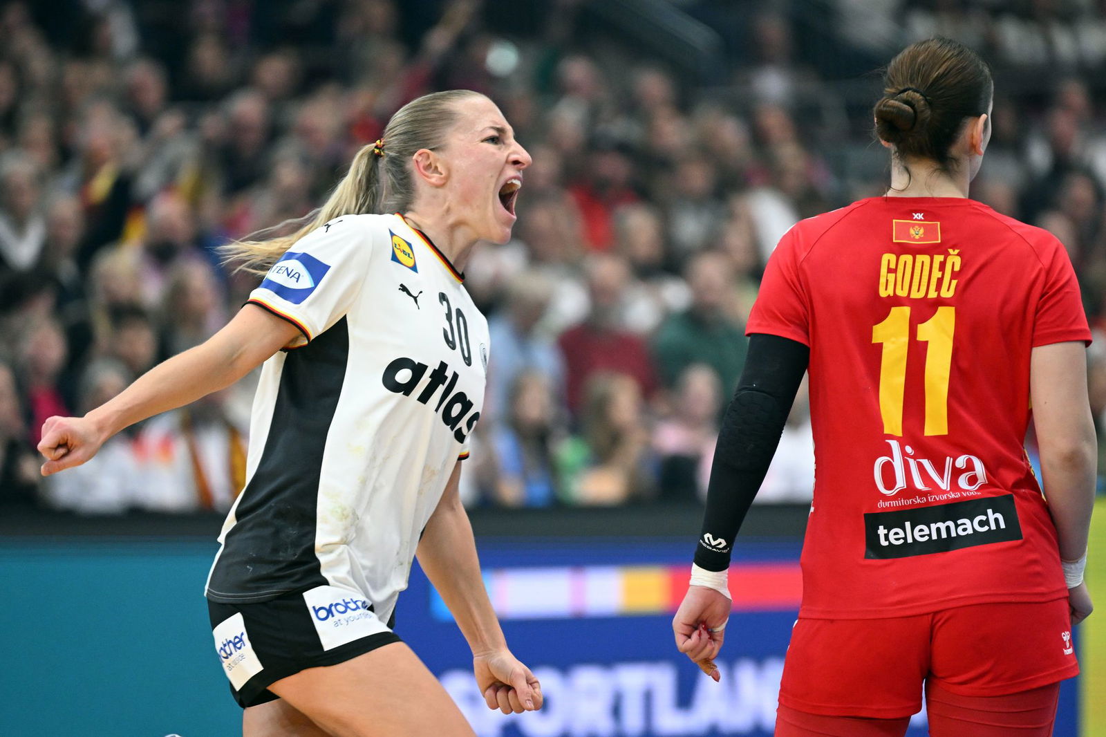 Rechtsaußen Jenny Behrend erzielt in der ersten Halbzeit vier Tore. 