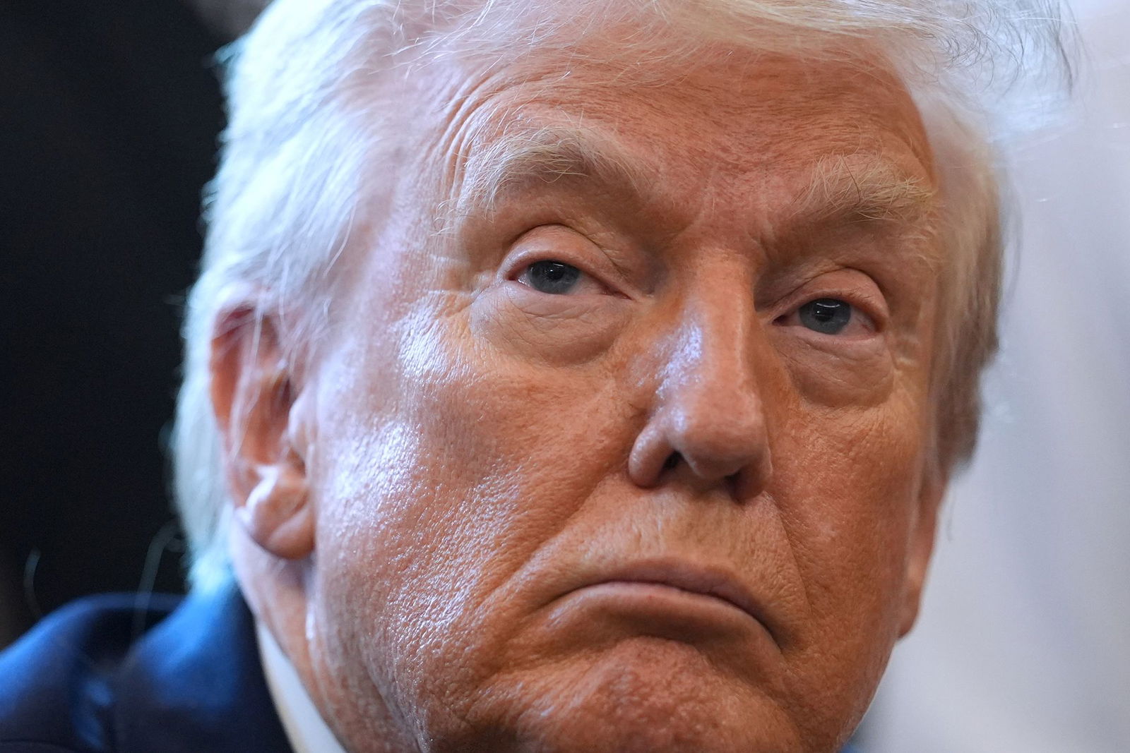 Trump hatte erst nach langem Druck ein Gesetz unterschrieben, das vorsieht, dass das Justizministerium Ermittlungsakten zu dem Fall freigeben muss.