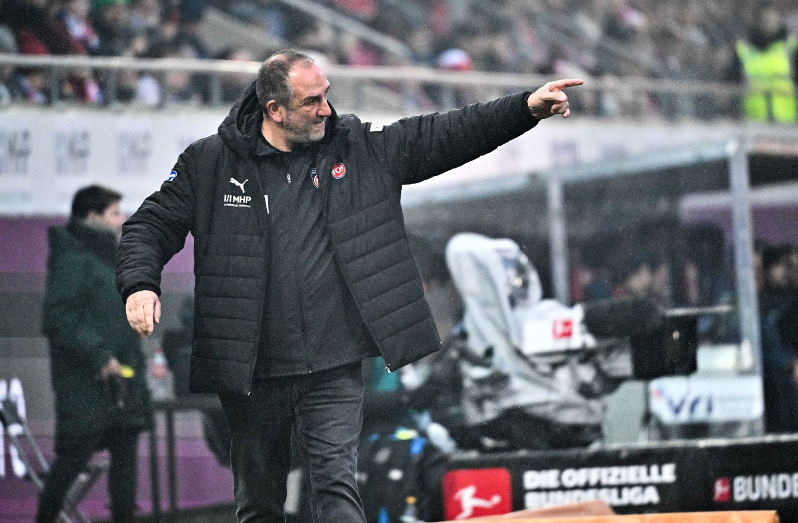 Im Regen trieb Heidenheims Trainer Frank Schmidt seine Elf gegen Freiburg an.