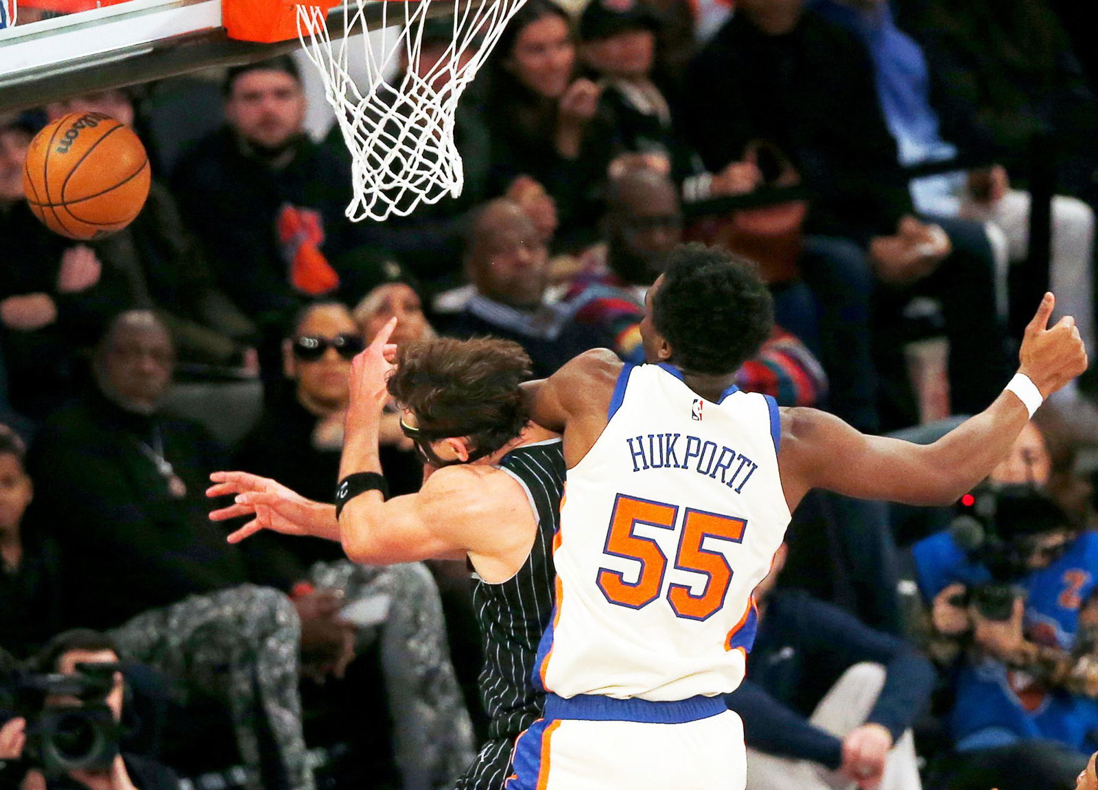 NBA-Star Franz Wagner (links) wird von seinem deutschen Landsmann und Gegenspieler Ariel Hukporti folgenschwer gefoult.