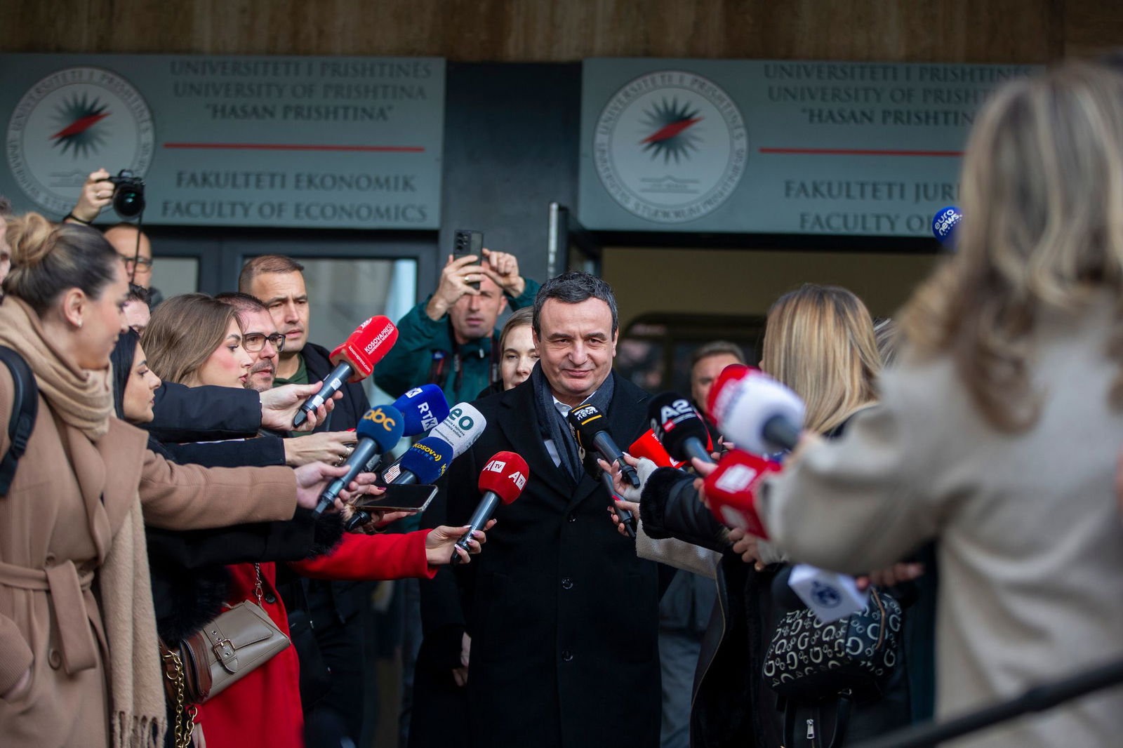 Kosovos Ministerpräsident Kurti sichert sich bei der Neuwahl in seinem Land ein weiteres Regierungsmandat. 