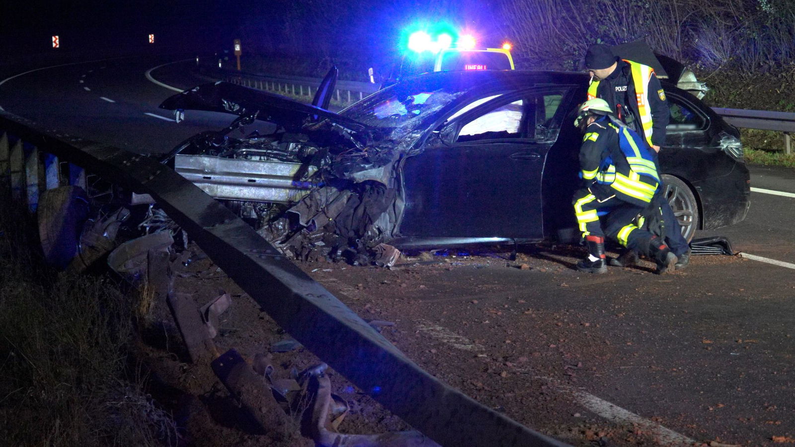 Der Fahrer verlor aus bislang unbekannten Gründen die Kontrolle über sein Auto. (Symbolbild) 