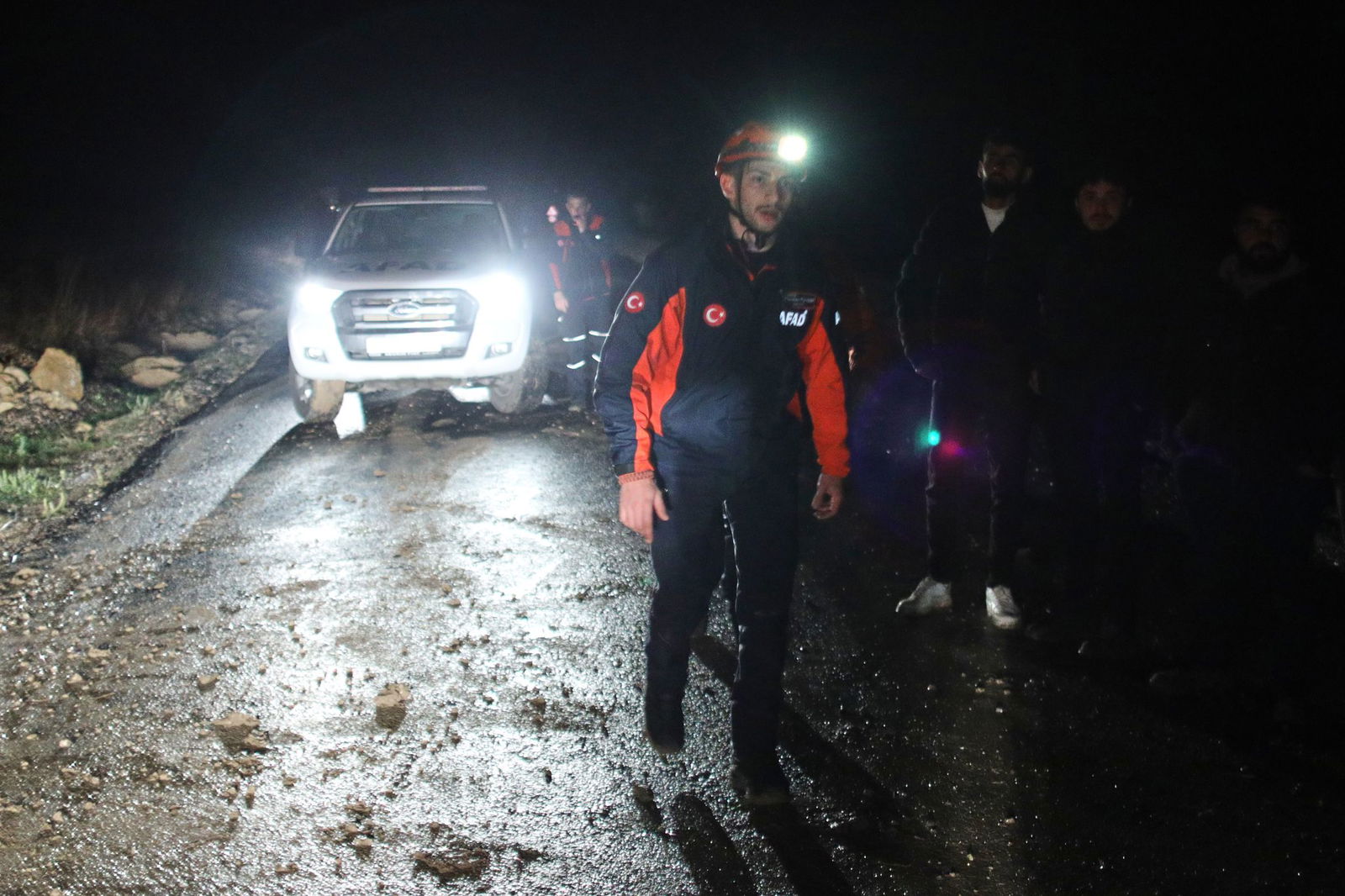 Türkische Rettungsteams suchen nach Überresten des Flugzeugs.