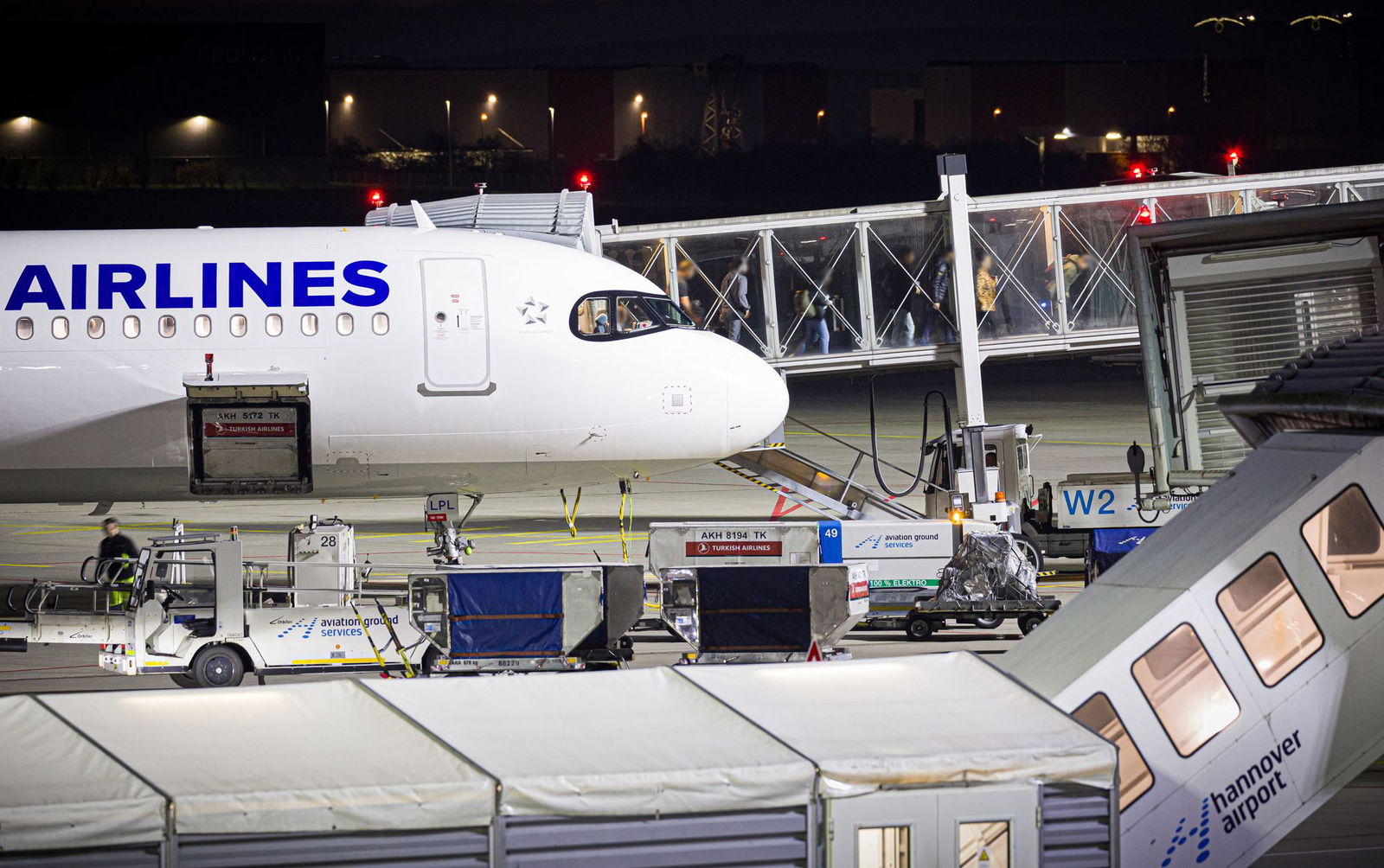 Anfangs buchte die schwarz-rote Bundesregierung nur Plätze auf Linienflügen für die Afghaninnen und Afghanen. Inzwischen werden auch Charterflugzeuge eingesetzt. (Archivfoto)