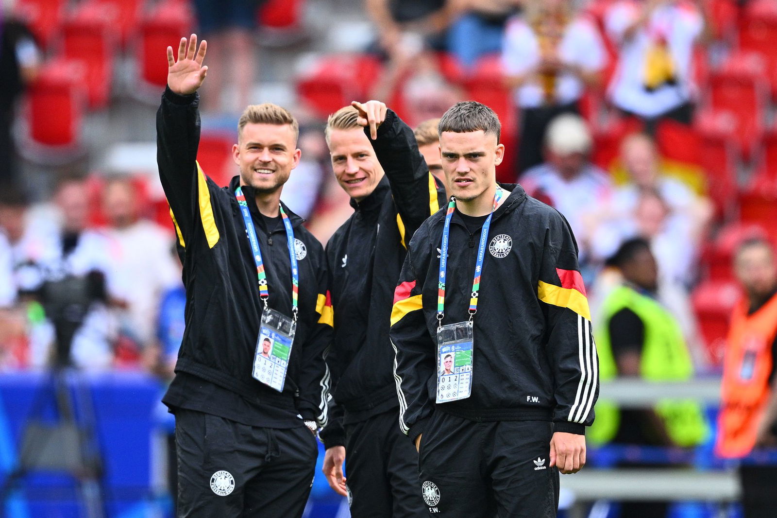 Bei der EM 2024 standen die Stuttgarter Mittelstädt (l) und Führich (M) noch im DFB-Kader - bei der WM 2026 wohl eher nicht.