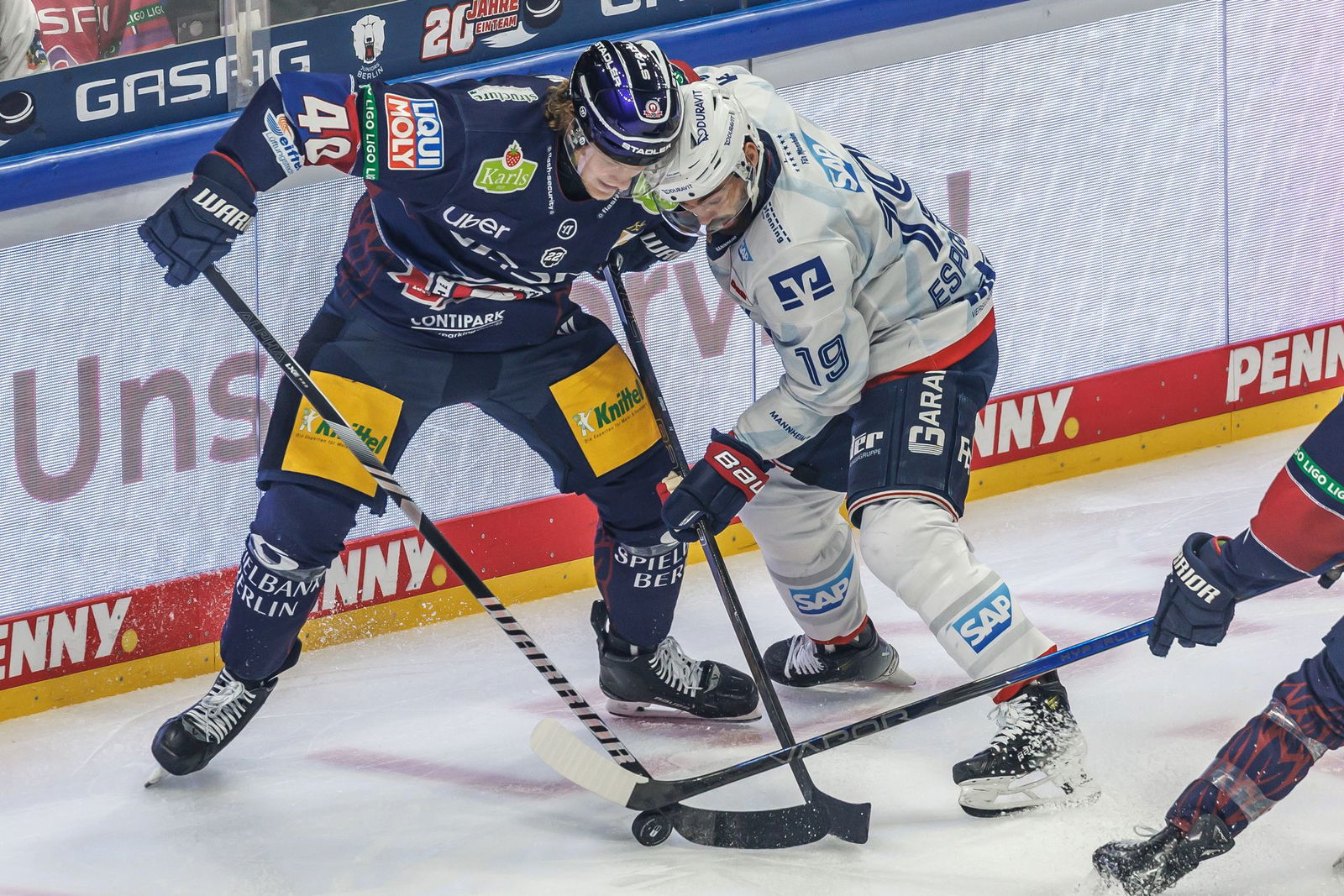 Luke Esposito (r) hat seinen Vertrag bei den Adlern verlängert. (Archivbild)