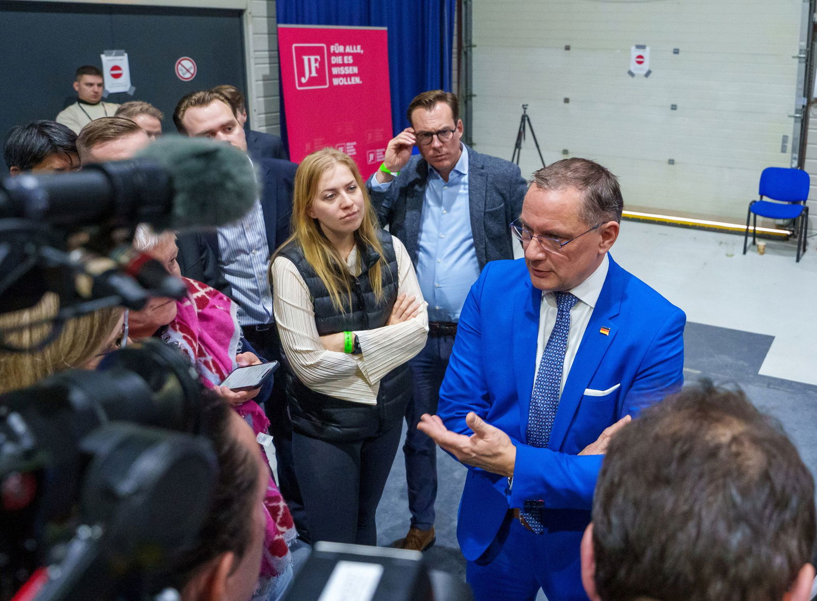 AfD- Chefin Tino Chrupalla im Gespräch mit Reportern am Rande des Gründungskongresses der neuen AfD-Jugendorganisation Generation Deutschland.