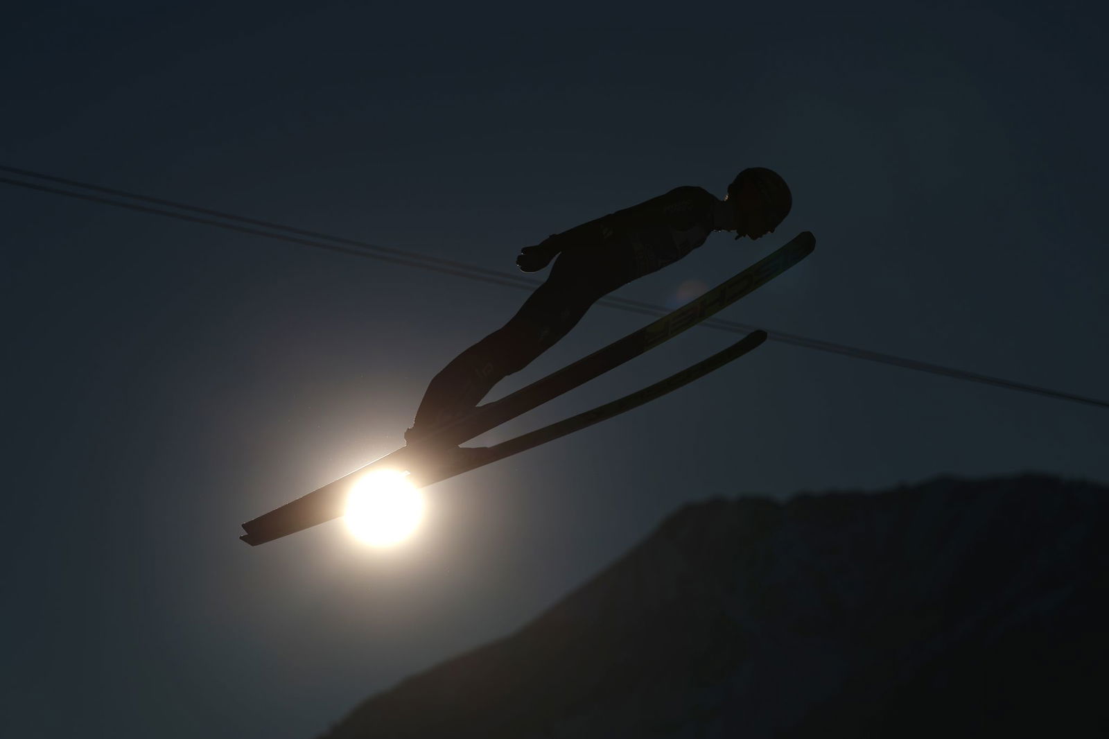 Karl Geiger legt einen schwachen Quali-Sprung hin.