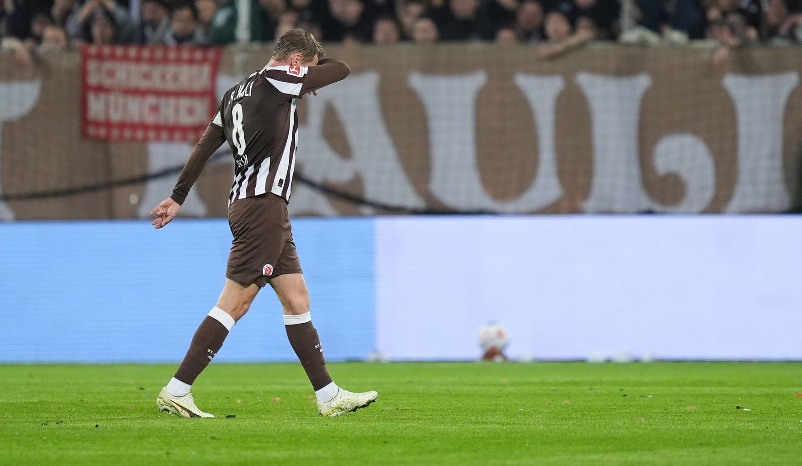 Eric Smith (FC St. Pauli) geht nach seinem Platzverweis vom Spielfeld.