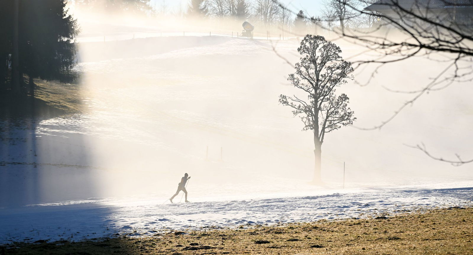 Skigebiete legen Kunstschneedepots an.