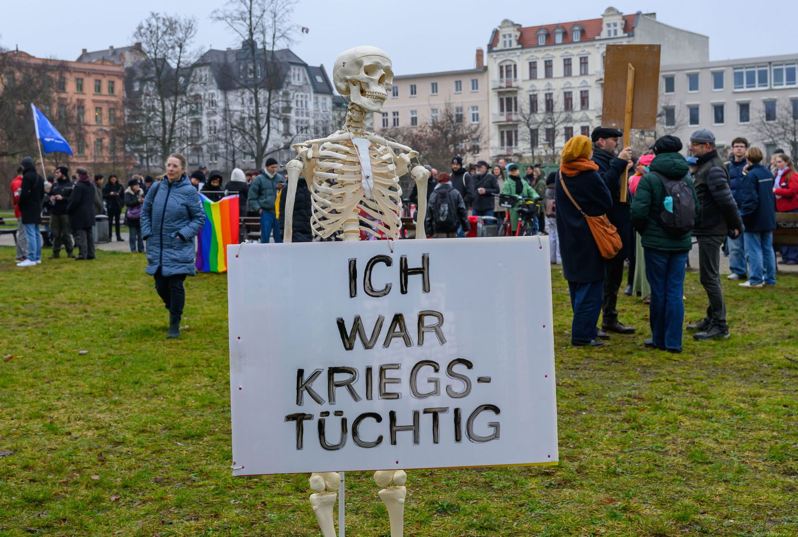 In Cottbus demonstrieren Menschen gegen den Wehrdienst.