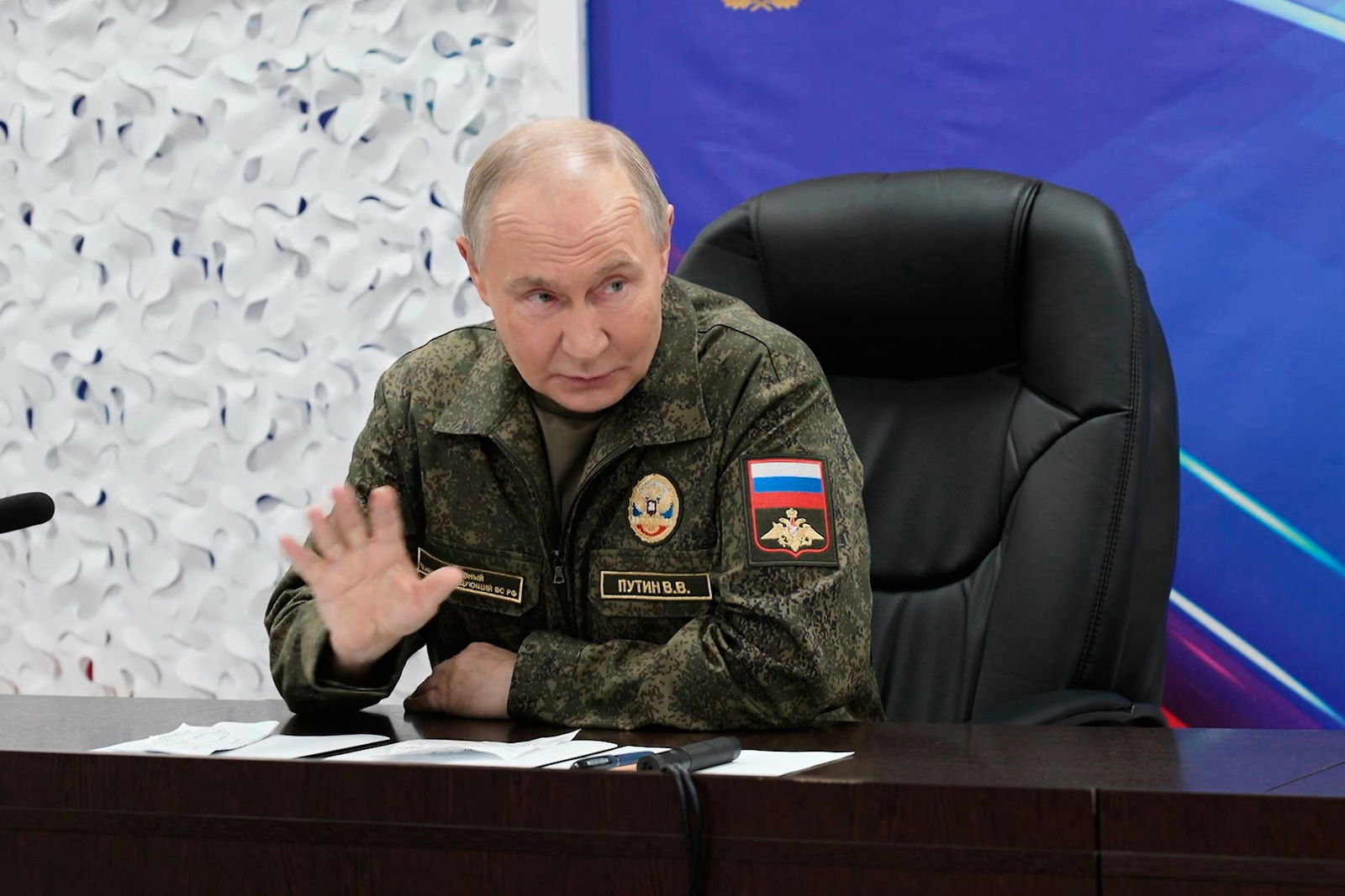 Vor dem neuen Treffen Selenskyjs mit Trump ließ sich Kremlchef Wladimir Putin demonstrativ von seinem Generalstab über angebliche neue Eroberungen in der Ukraine informieren. (Archivbild)