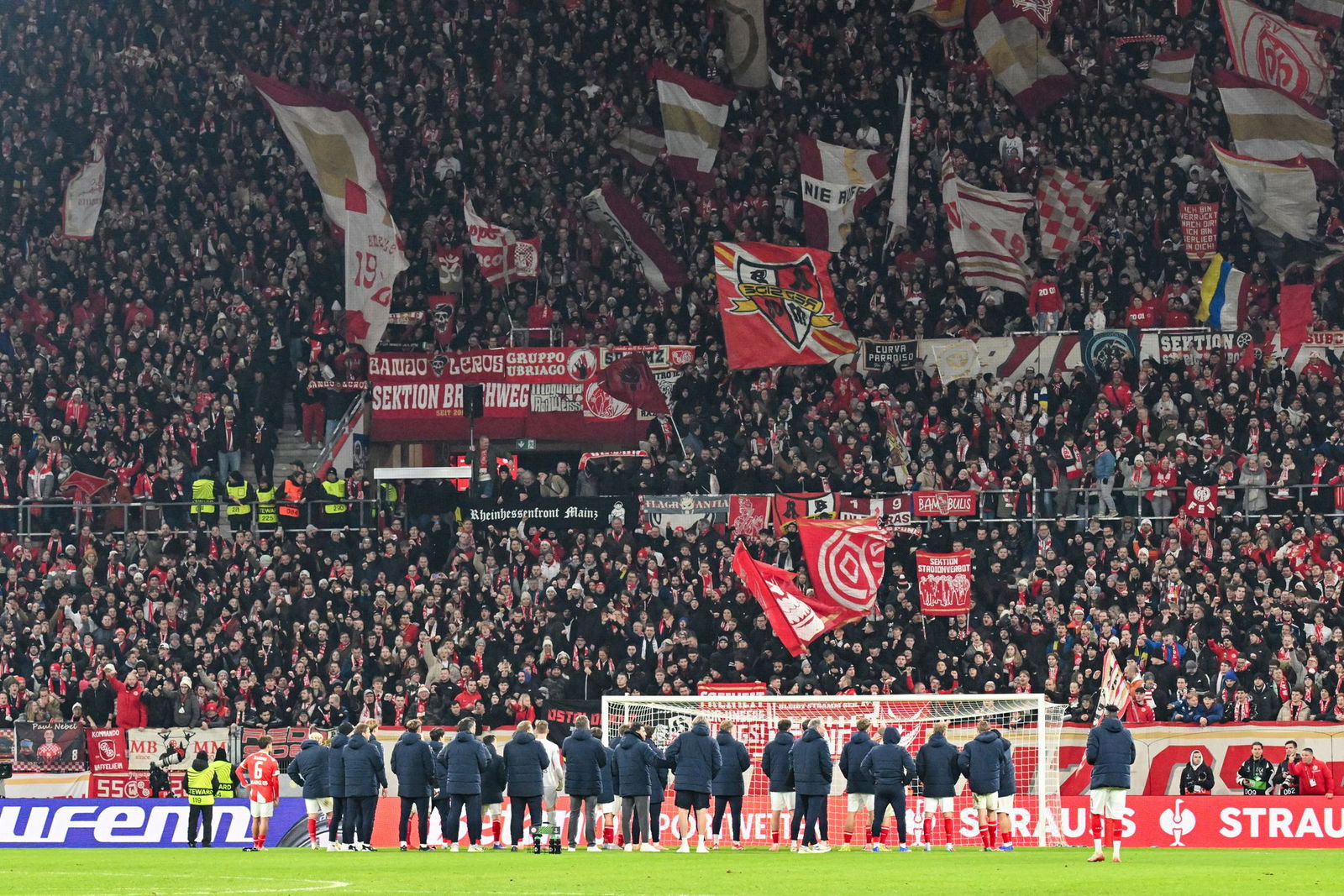 Mainzer Spieler lassen sich von der Fankurve für das 2:0 feiern