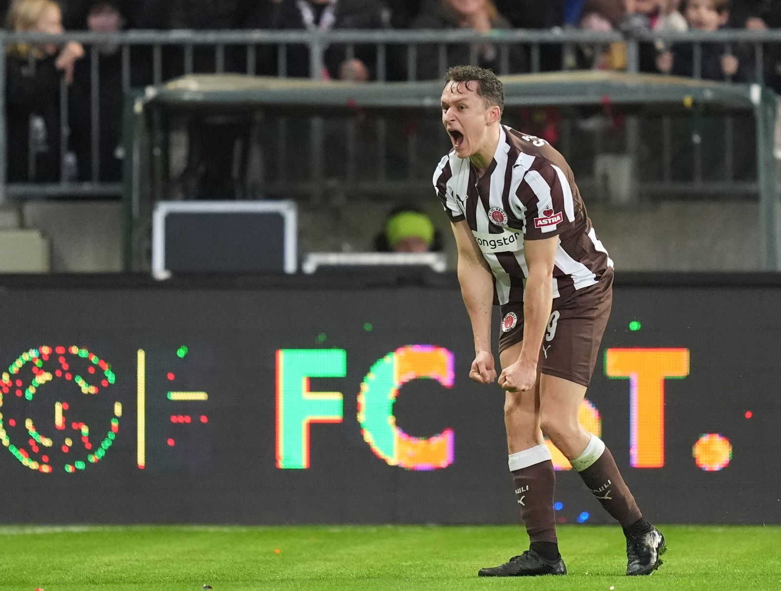 Martijn Kaars jubelt über seinen Treffer zum 1:0 für den FC St. Pauli.