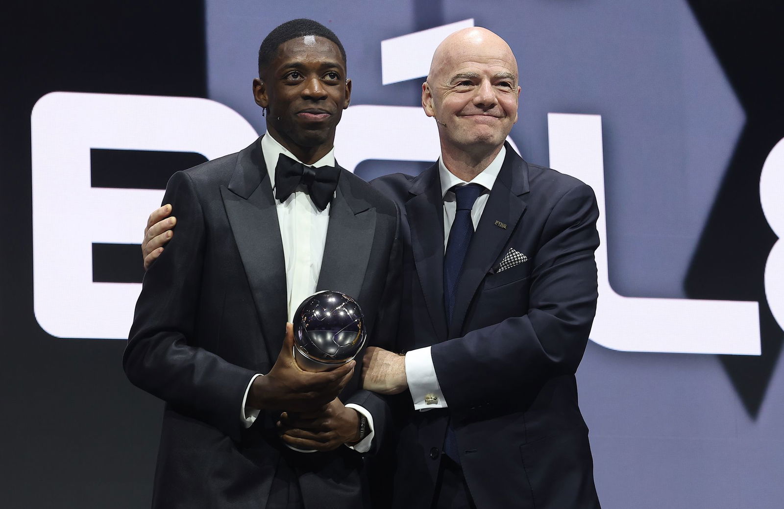 Dembélé (l.) bekam den nächsten Preis für seine starken Leistungen.