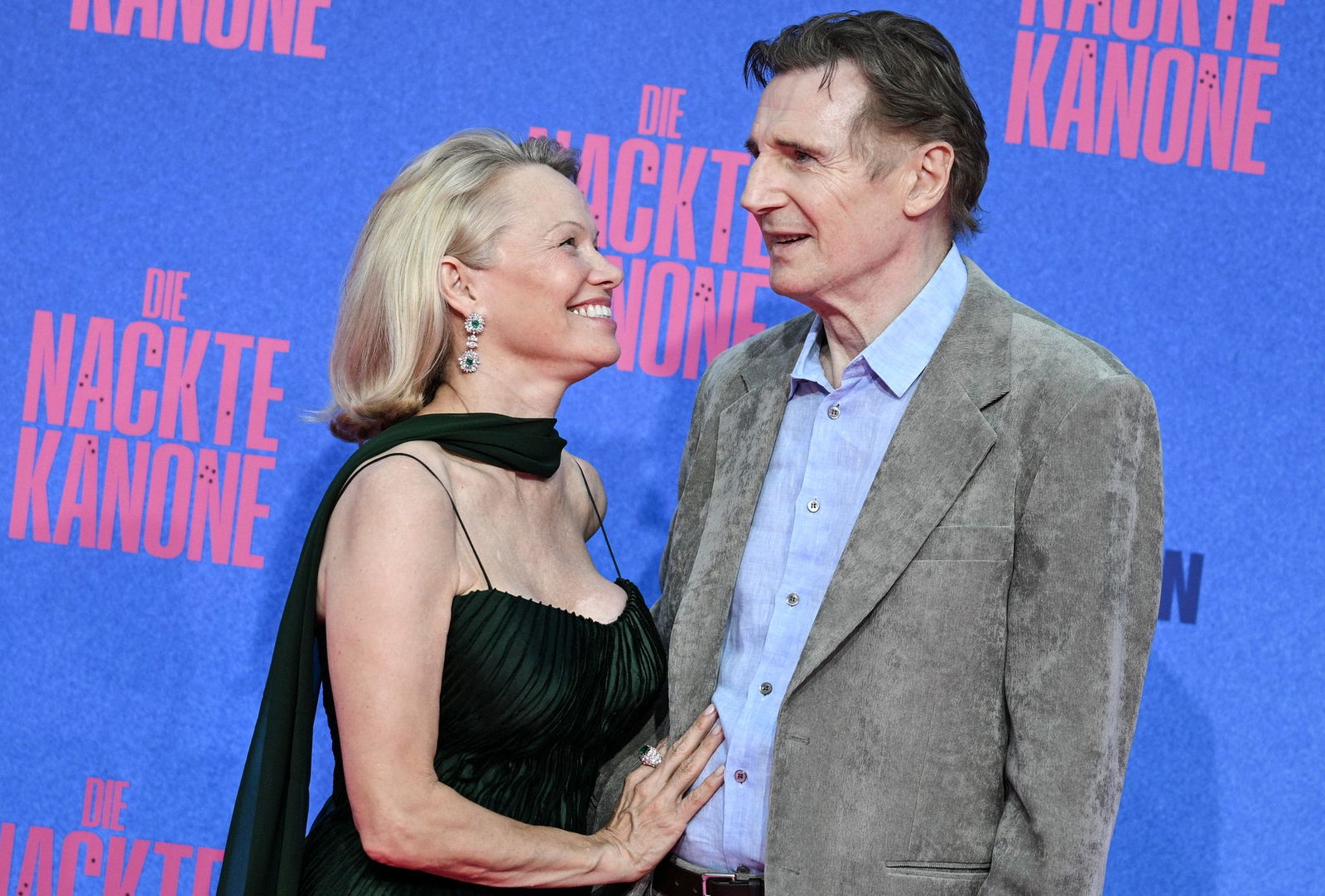 Pamela Anders und Liam Neeson bei Pressetermin für «Die nackte Kanone». (Archivbild)