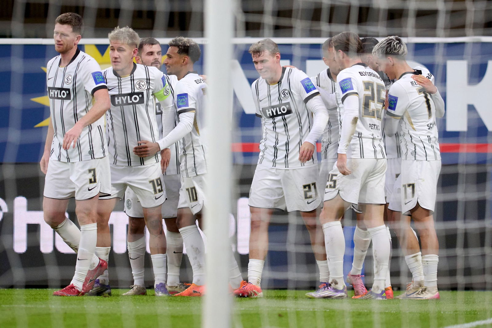 Durften in Paderborn jubeln: Die Profis der SV Elversberg.