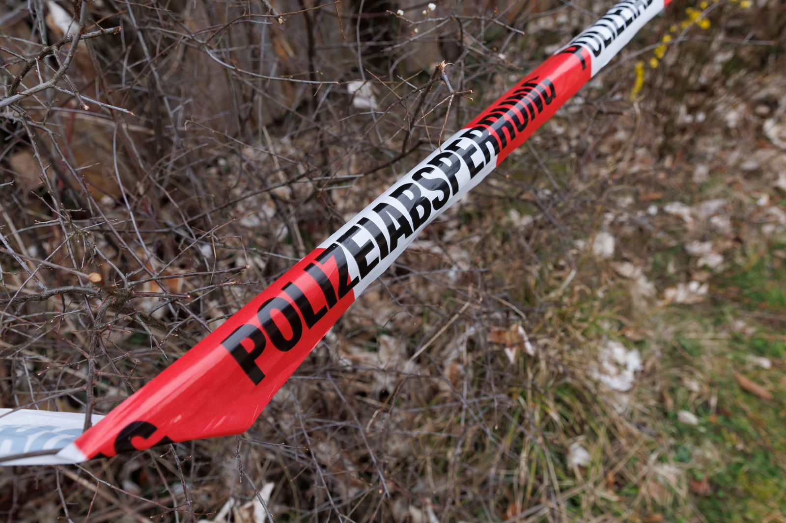 Ermittler bemühen sich manchmal über Jahre, Fälle zu lösen - wie den versuchten Mord an einem Kommunalpolitiker, der 2023 durch Schüsse auf seinem Anwesen in Hattenhofen (Kreis Göppingen) schwer verletzt wurde. (Archivbild)