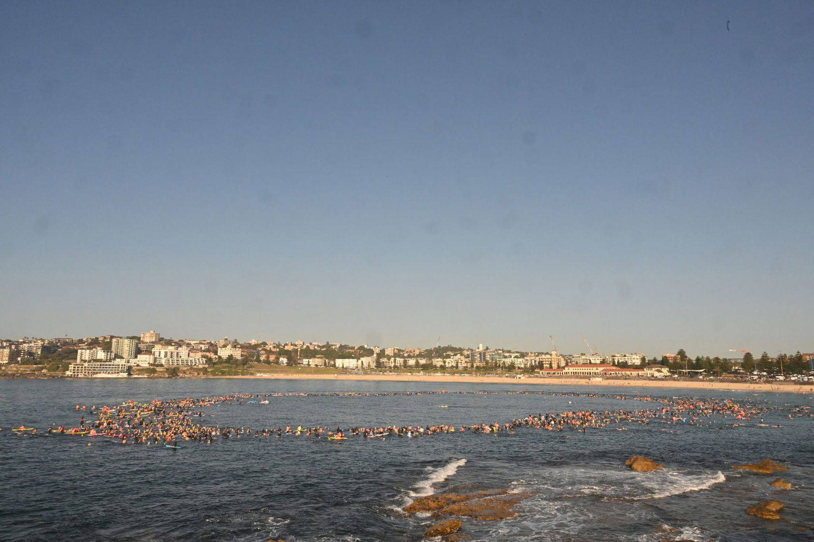 Surfer bildeten im Gedenken an die Anschlagsopfer einen Kreis im Meer.