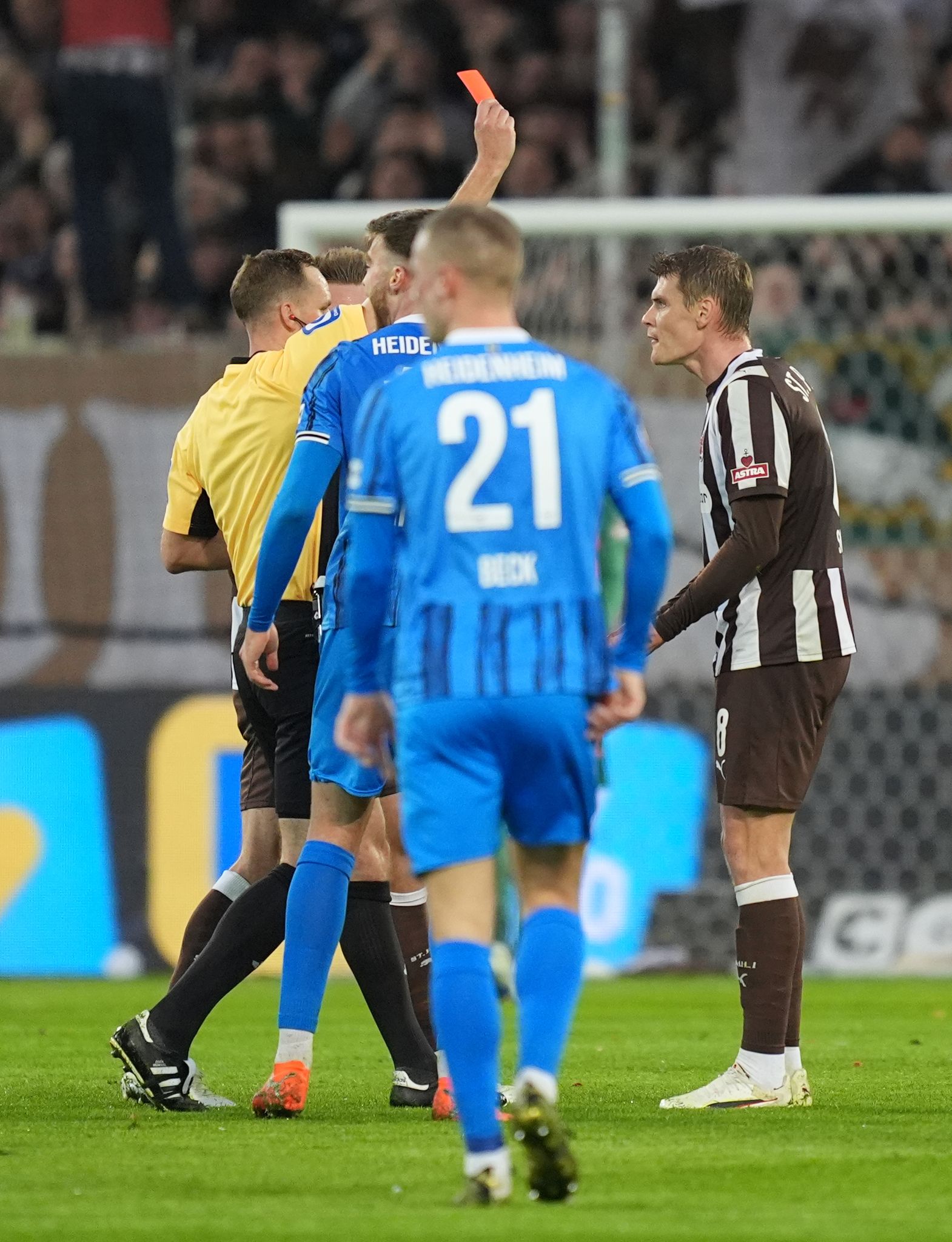 In Hamburg sagt man Tschüss: Schiedsrichter Sören Storks schickt St. Paulis Eric Smith mit Rot vom Platz.