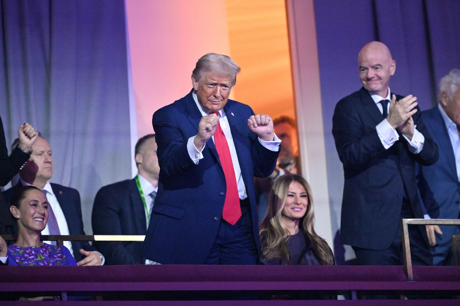 Donald Trump tanzt auf der Tribüne bei der WM-Auslosung. 
