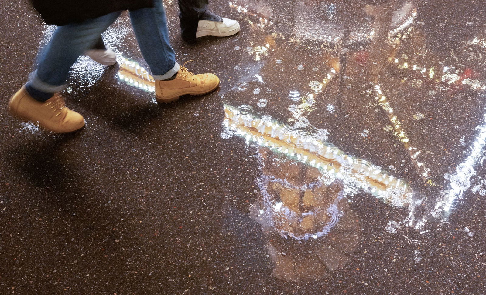 Schirm statt Schnee heißt die Devise am zweiten Adventswochenende. Der DWD rechnet mit Regen. (Archivbild)