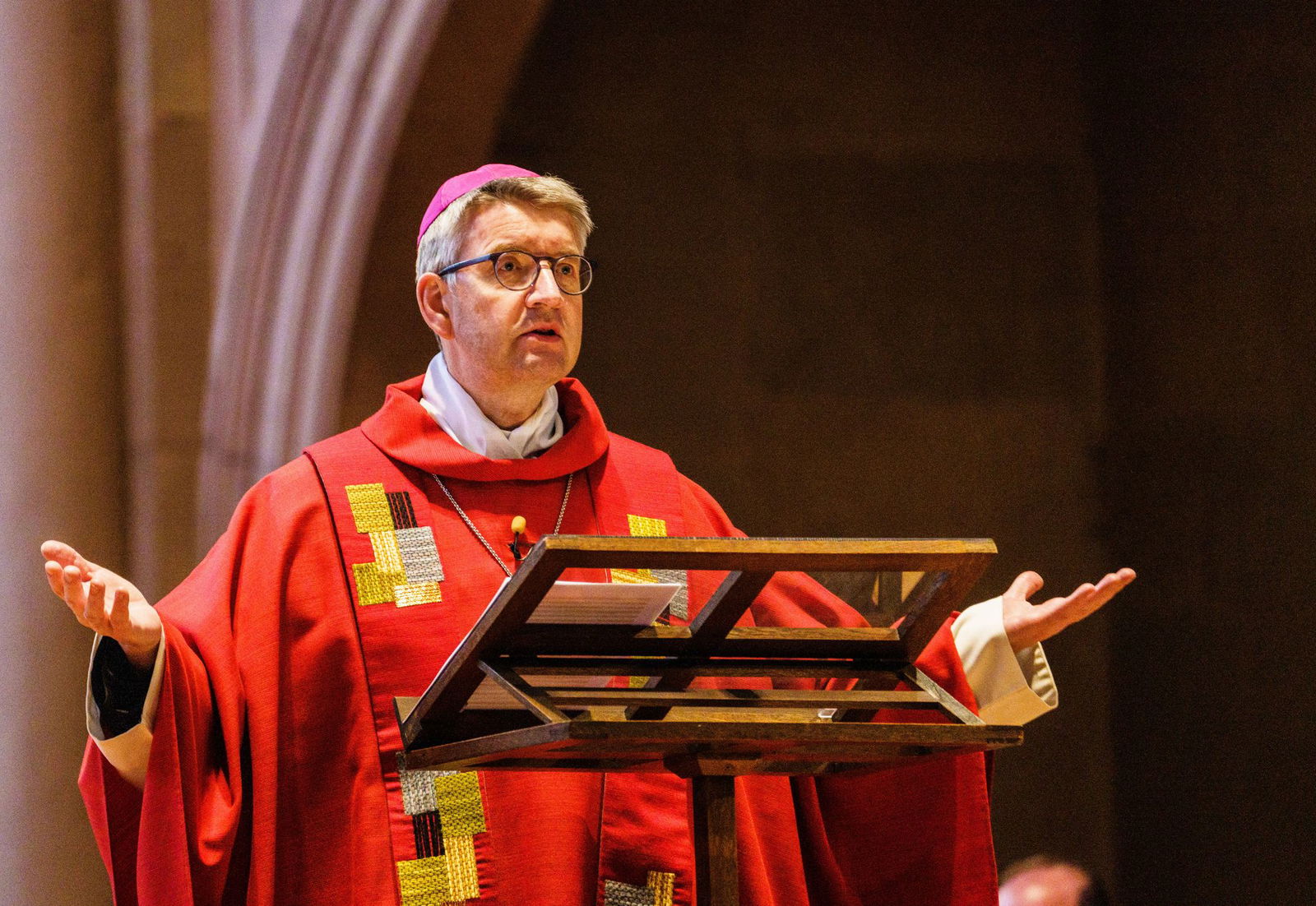 Der Mainzer Bischof Peter Kohlgraf betont zum Jahreswechsel den Wert von Freundschaften. (Archivbild) 