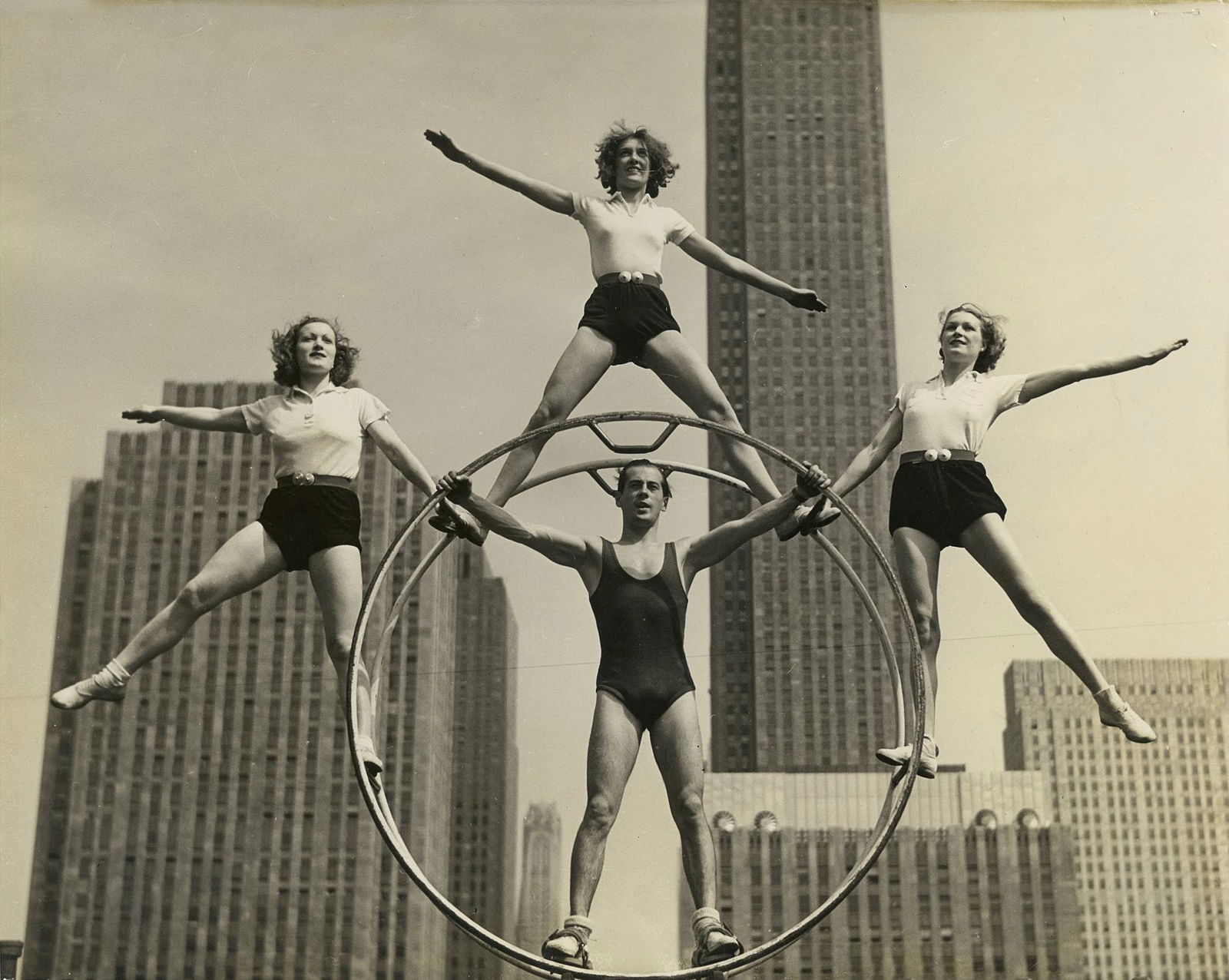  Mit internationalen Auftritten machten Otto und Fritz Feick (M) Werbung für das Rhönrad.