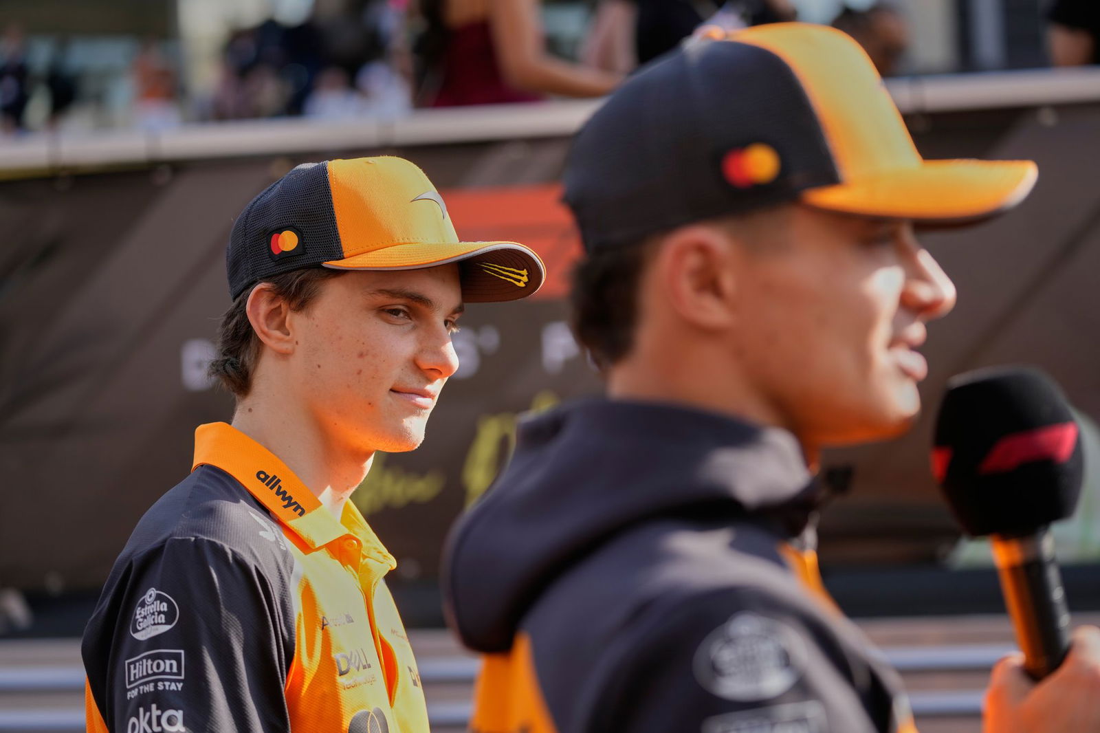 Oscar Piastri (l.) wird den Teamkollegen und Weltmeister Lando Norris 2026 schlagen wollen. 