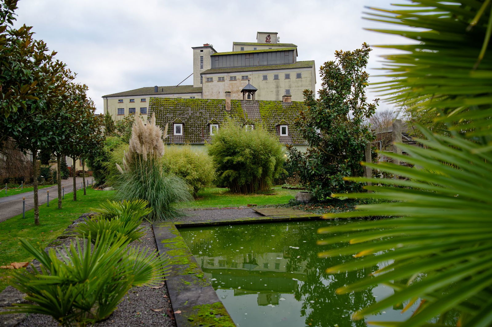 Neben dem denkmalgeschützten Wohnhaus können Besucher im zwei Hektar großen Garten spazieren. (Archivbild)