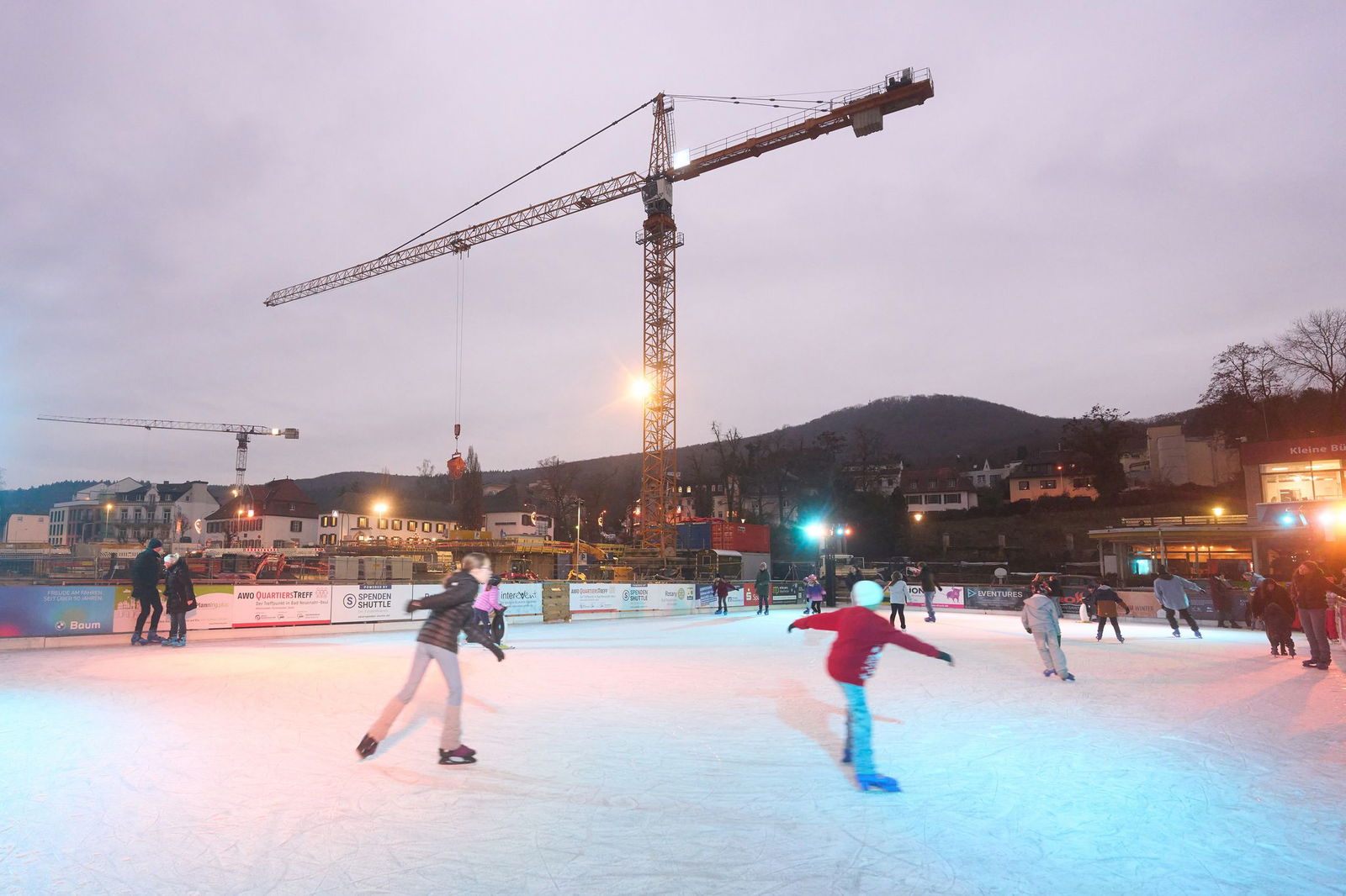 Ob Profis oder Anfänger: Auf den Eisbahnen im Land kann sich jeder ausprobieren.