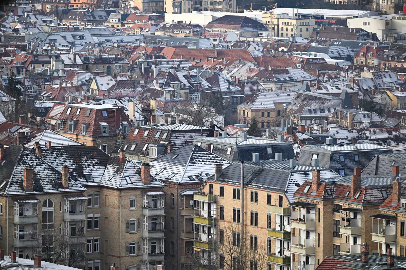 Die Dächer der baden-württembergischen Landeshauptstadt sind leicht mit Schnee überzogen. (Symbolbild)