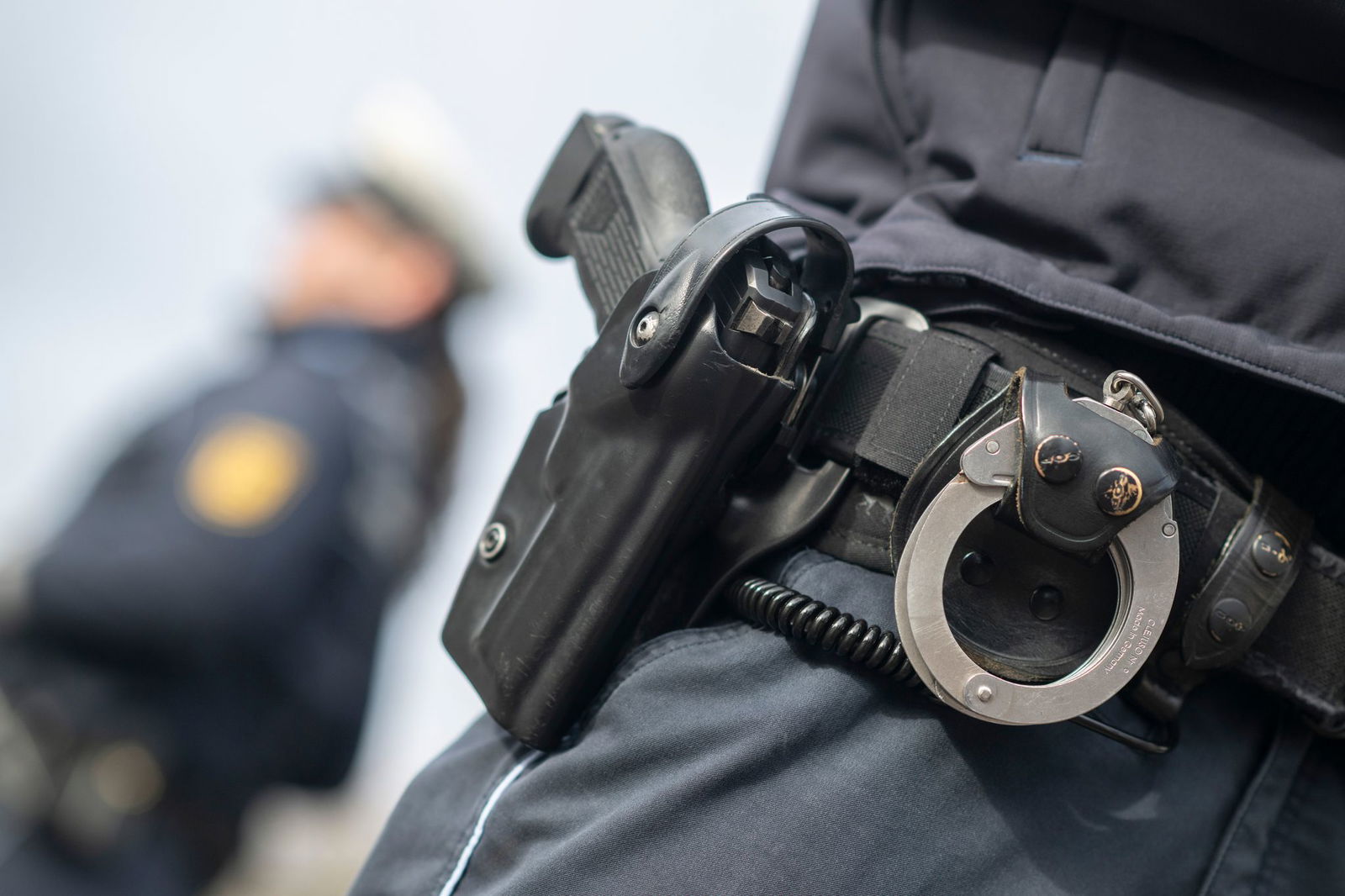 Immer wieder sehen sich Polizisten gezwungen, zur Waffe zu greifen. (Symbolbild)