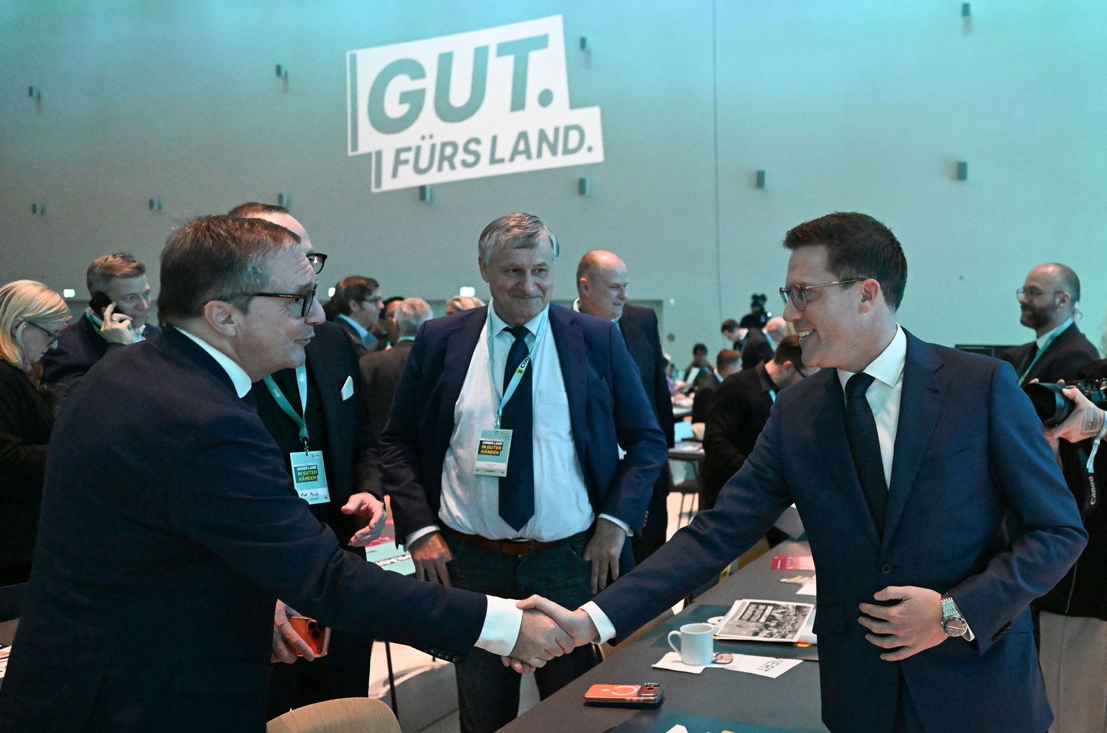 Hagel begrüßt beim CDU-Landesparteitag Stefan Mappus, den früheren Ministerpräsidenten von Baden-Württemberg. 