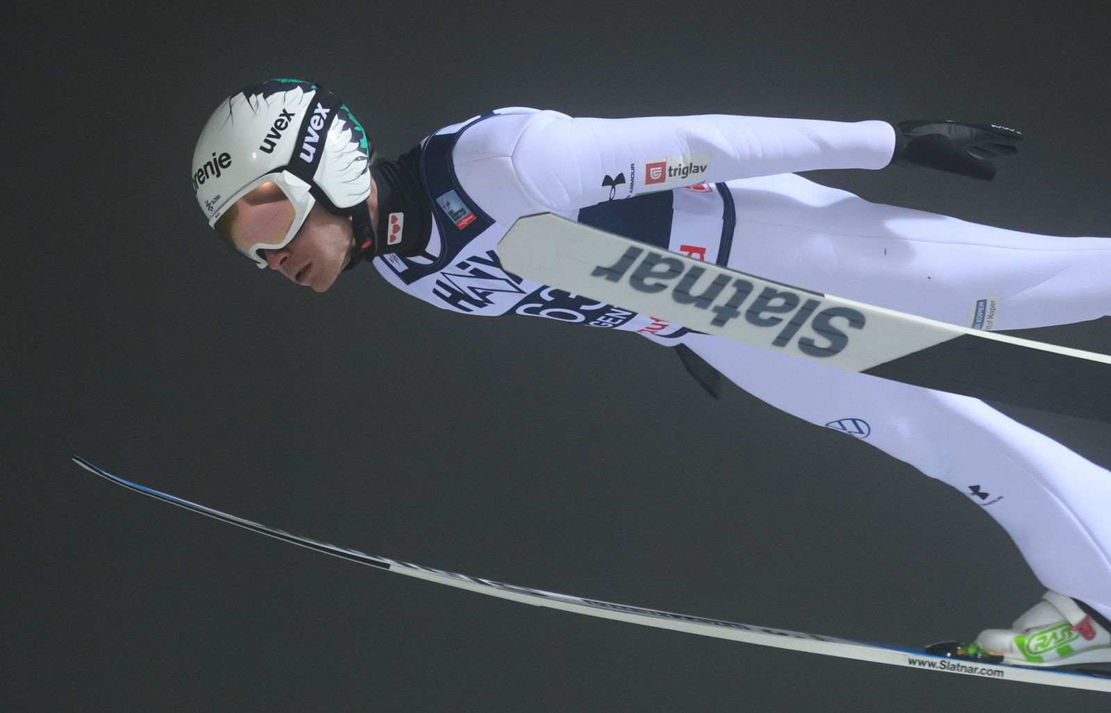 Anze Lanisek ist im Gesamtweltcup vorne dabei. (Archivbild)