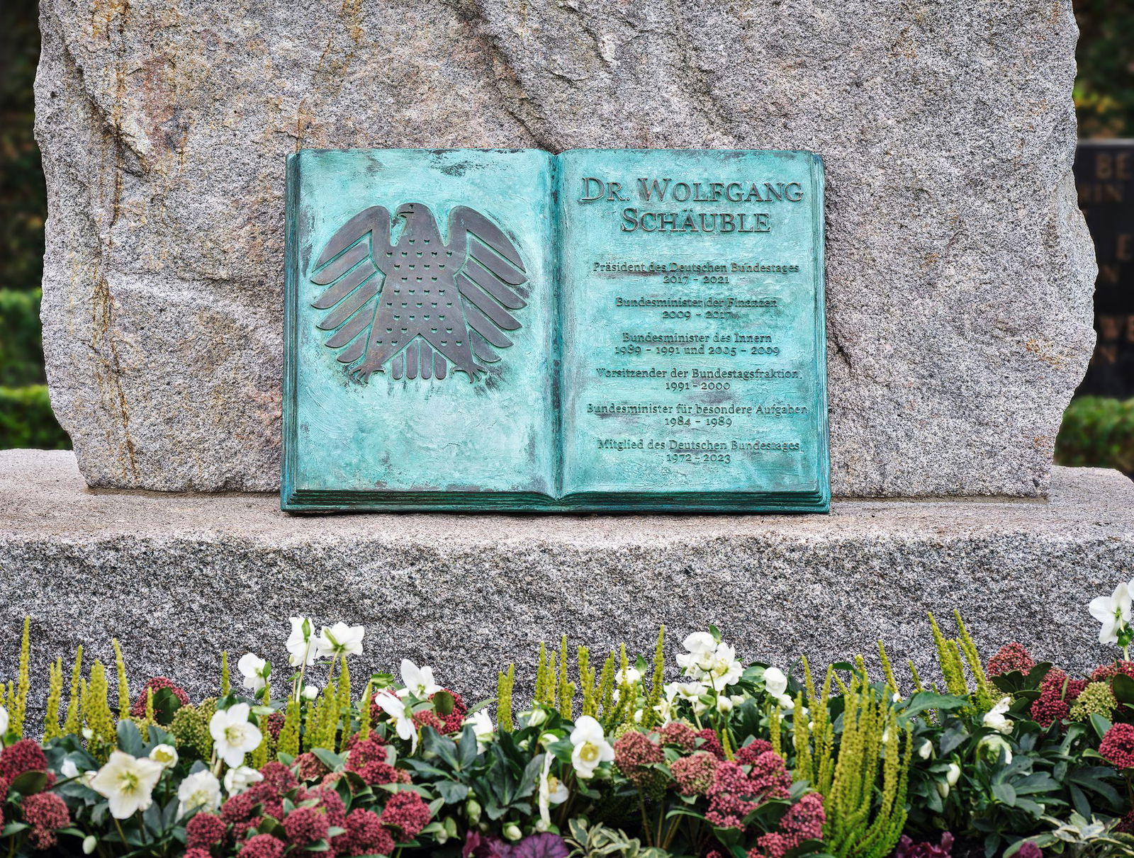 Ein bronzenes Buch listet die bedeutenden Posten von Schäuble auf.