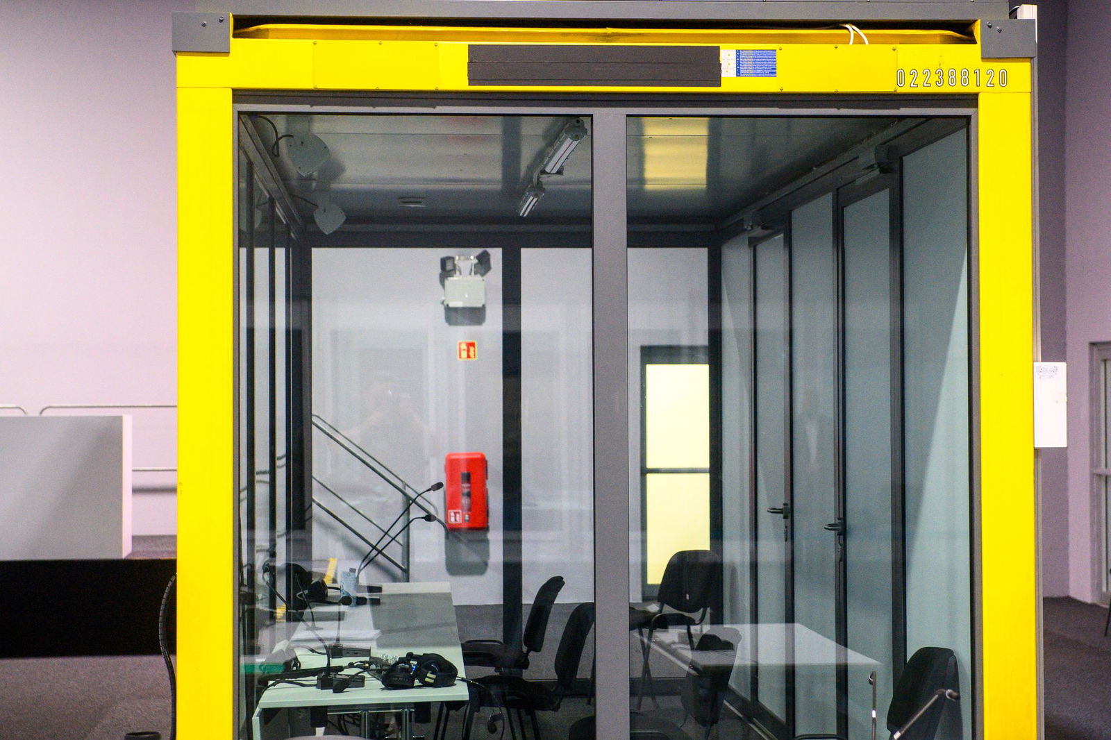 Der Platz des Angeklagten im Verhandlungssaal blieb leer. 