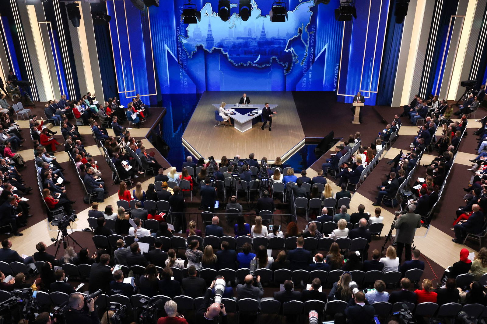 Journalisten und russische Bürger lauschen stundenlang dem Kremlchef. 