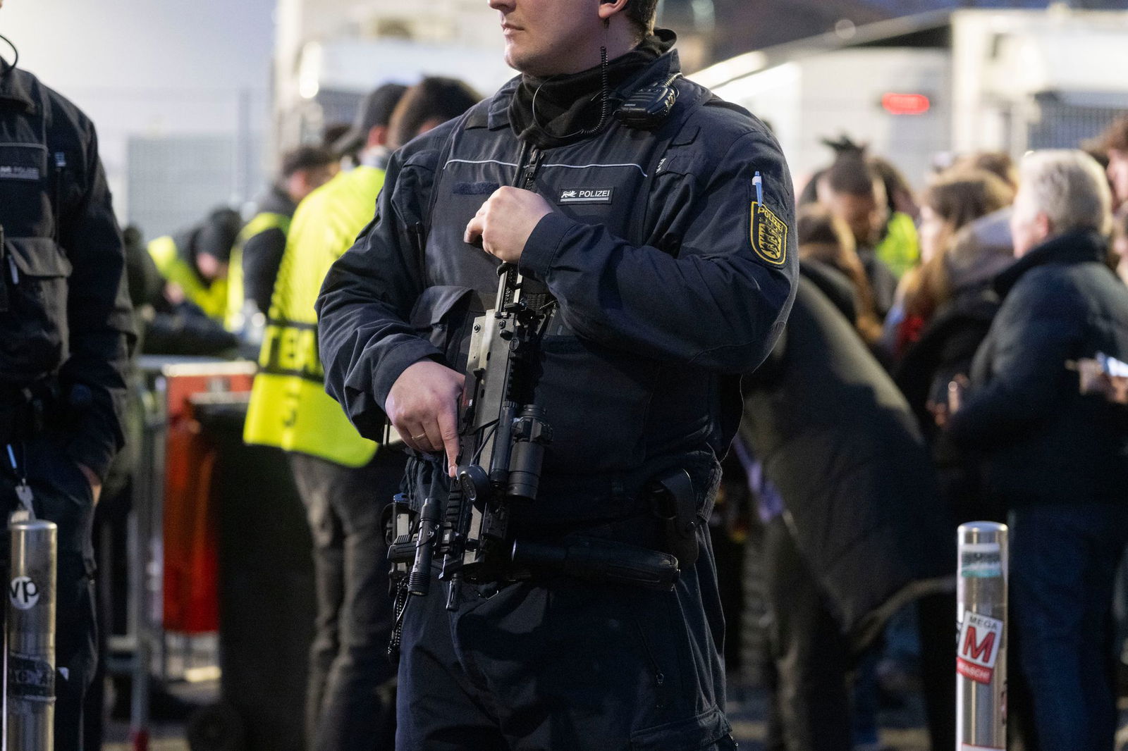 Zahlreiche Polizeikräfte waren bei dem Spiel in Stuttgart im Einsatz.