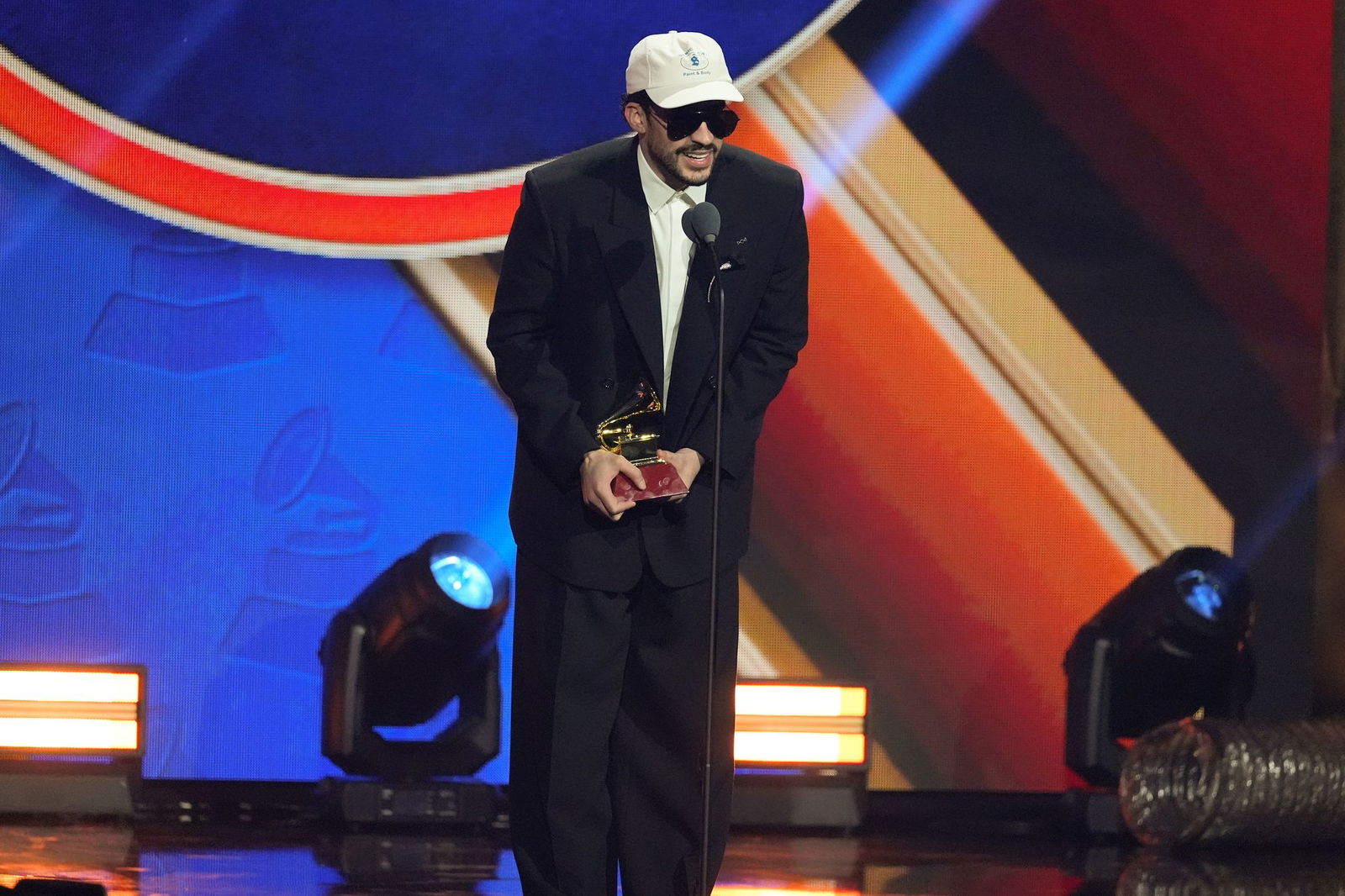 Bad Bunny nimmt den Preis für das beste Urban Music Album während der 2025 Latin Grammys entgegen. (Archivbild)