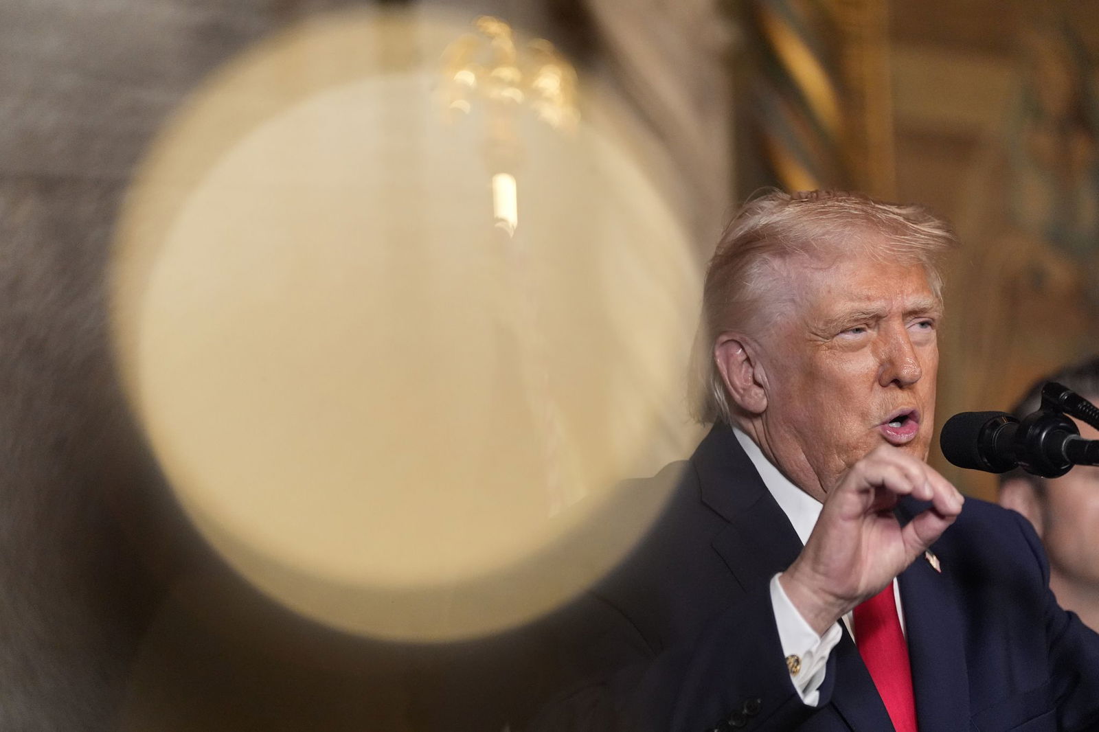 Trump ändert seinen Ton gegenüber Clinton. 