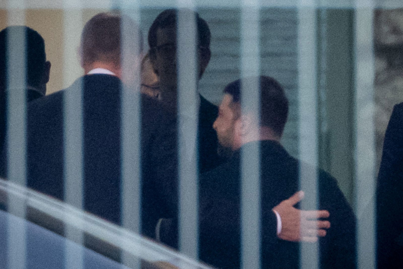 Herzlich begrüßt Bundeskanzler Friedrich Merz (CDU) den Gast aus Kiew.