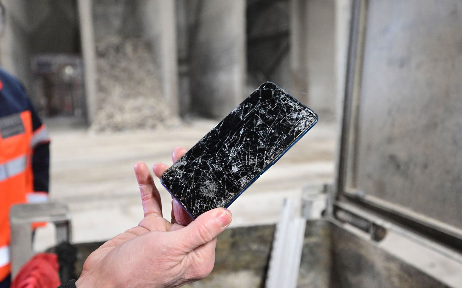 Ein Handy und selbst eine singende Grußkarte mit Knopfzellenbatterie können Brände auslösen.