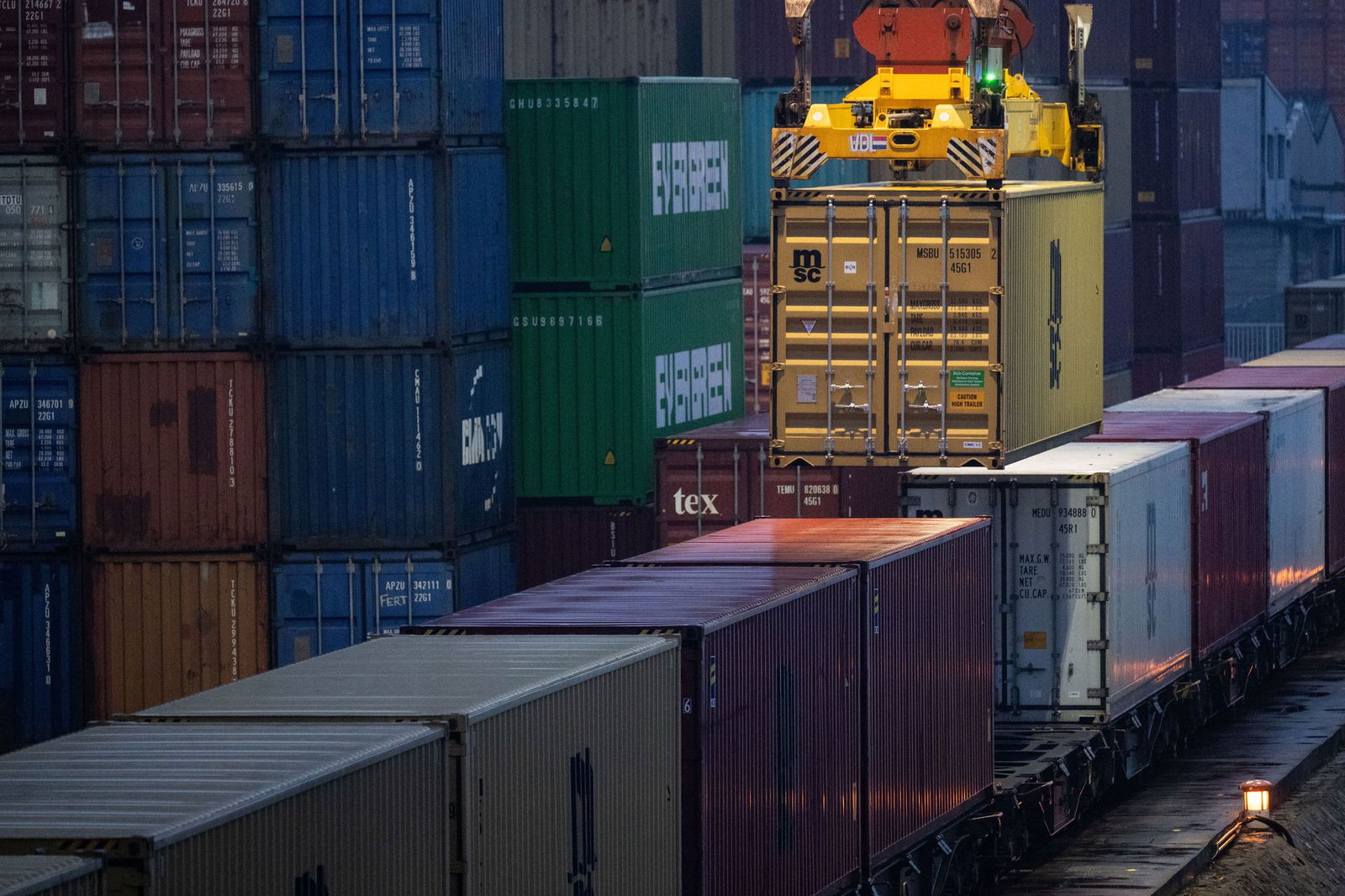 Container werden am Hafen Stuttgart umgeladen. (Symbolbild)