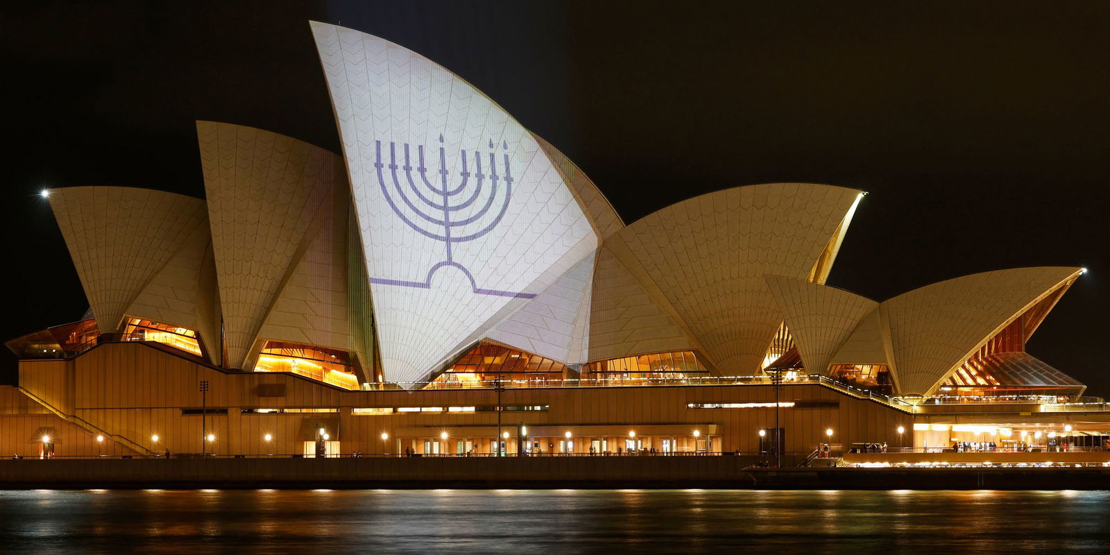 Das Sydney Opera House erstrahlt mit dem Bild eines Chanukka-Leuchters. 
