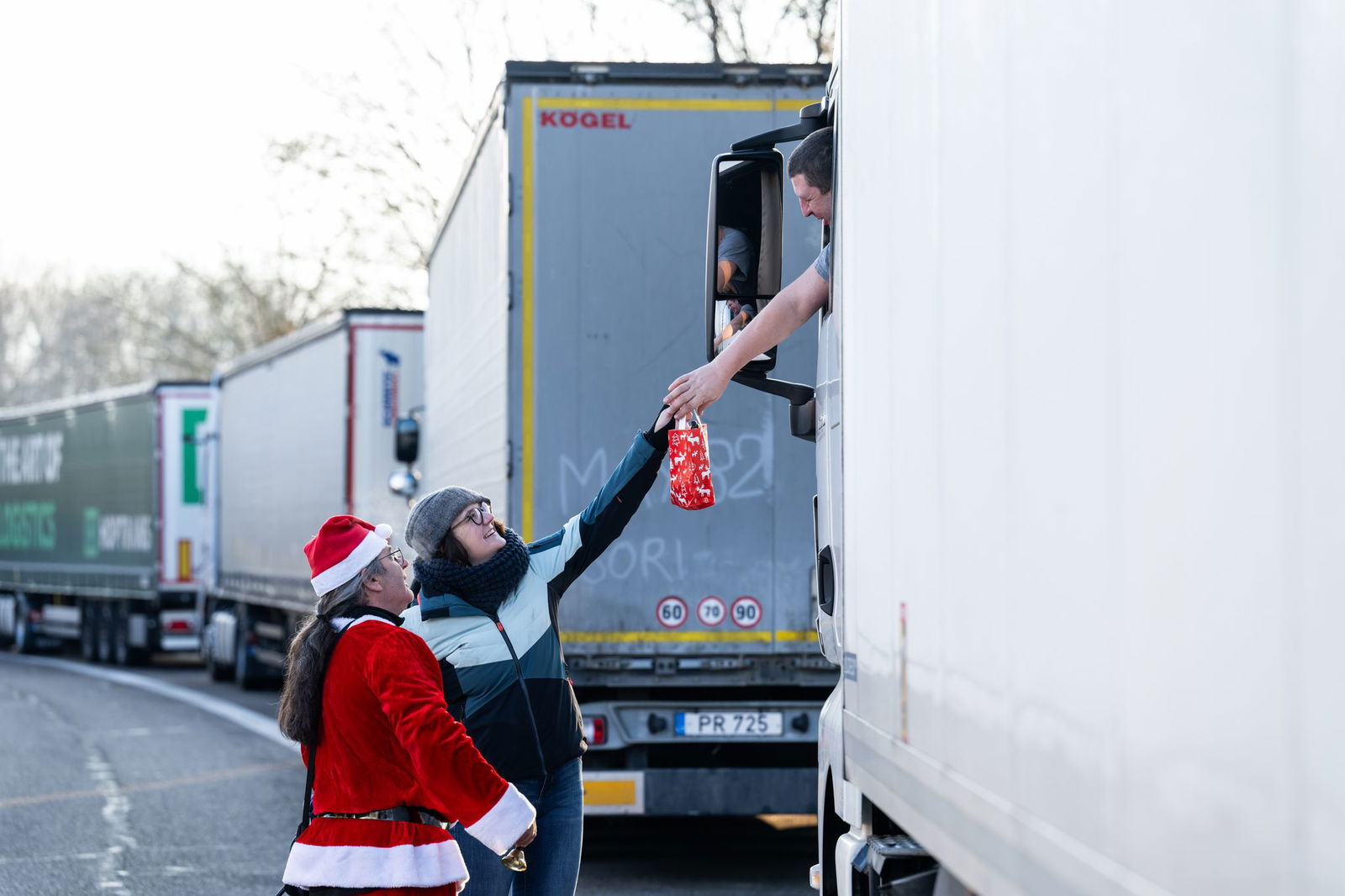 Trucker freuen sich über ein kleines Geschenk.
